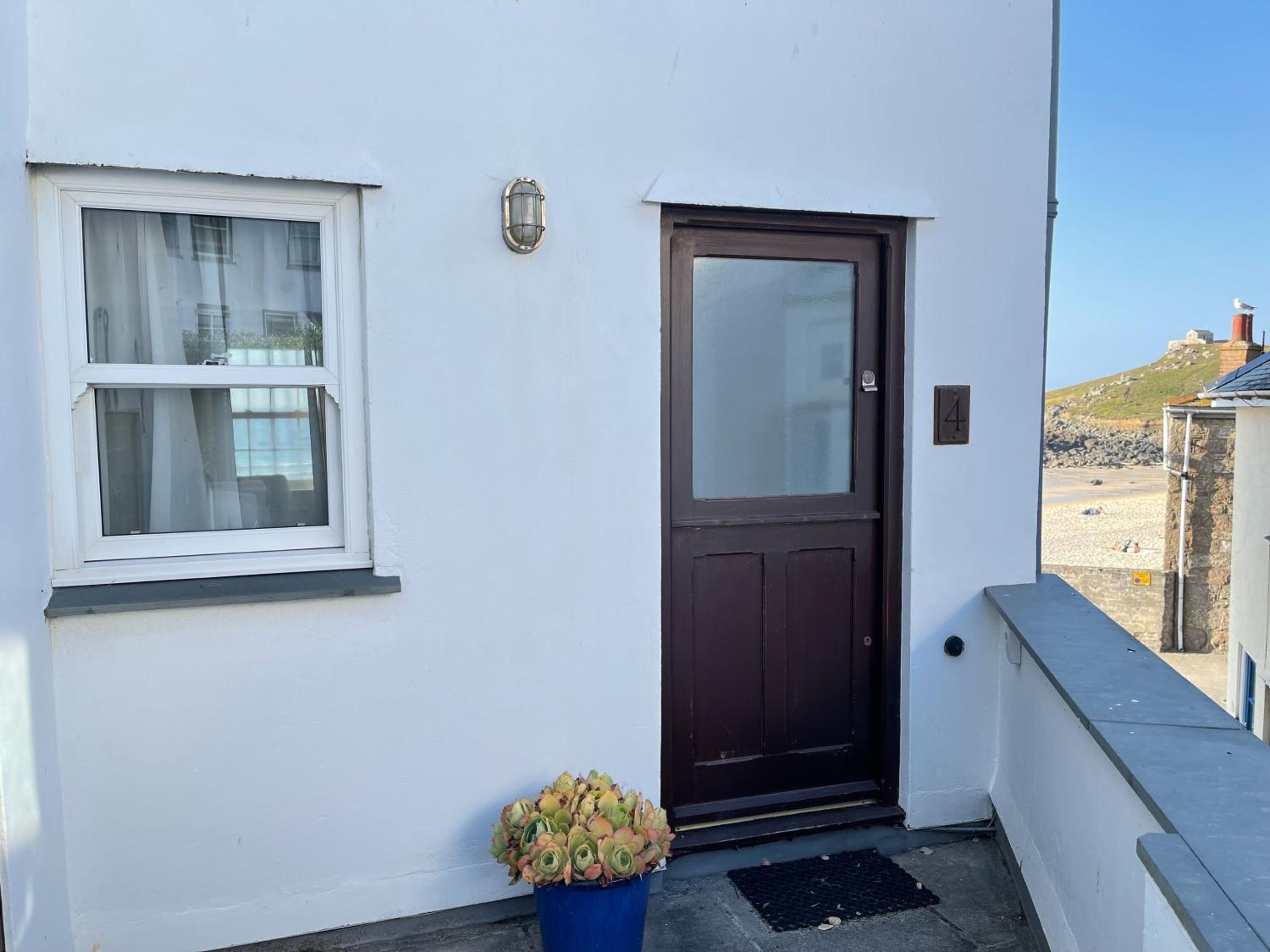 4 Crusoes - beachside apartment
