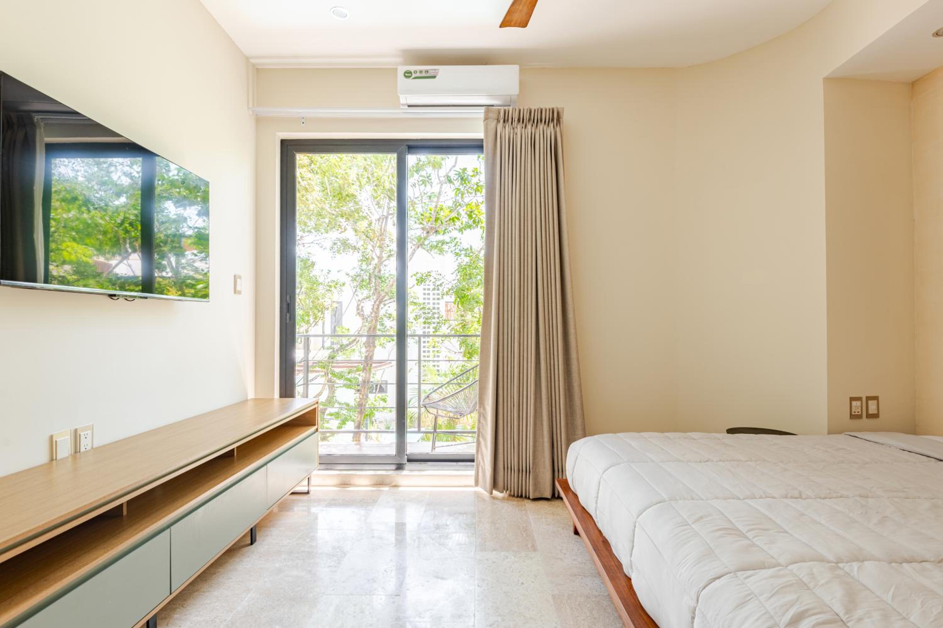 Ocean Breeze Villa - A few steps from the beach!