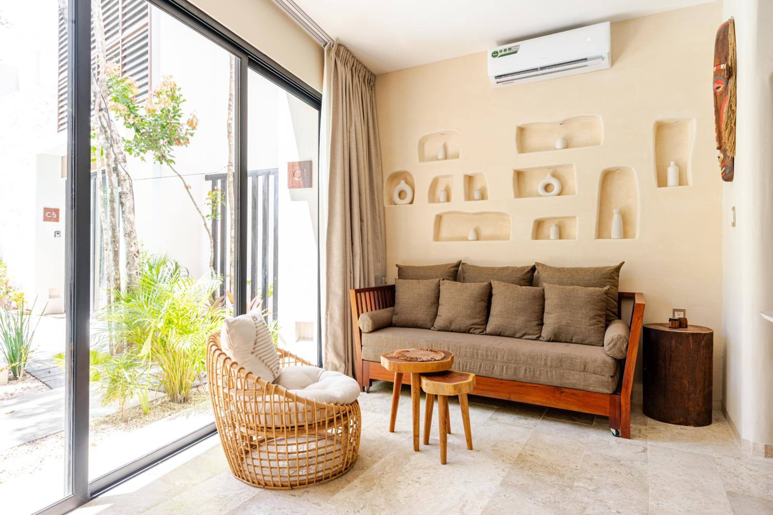 Ocean Breeze Villa - A few steps from the beach!
