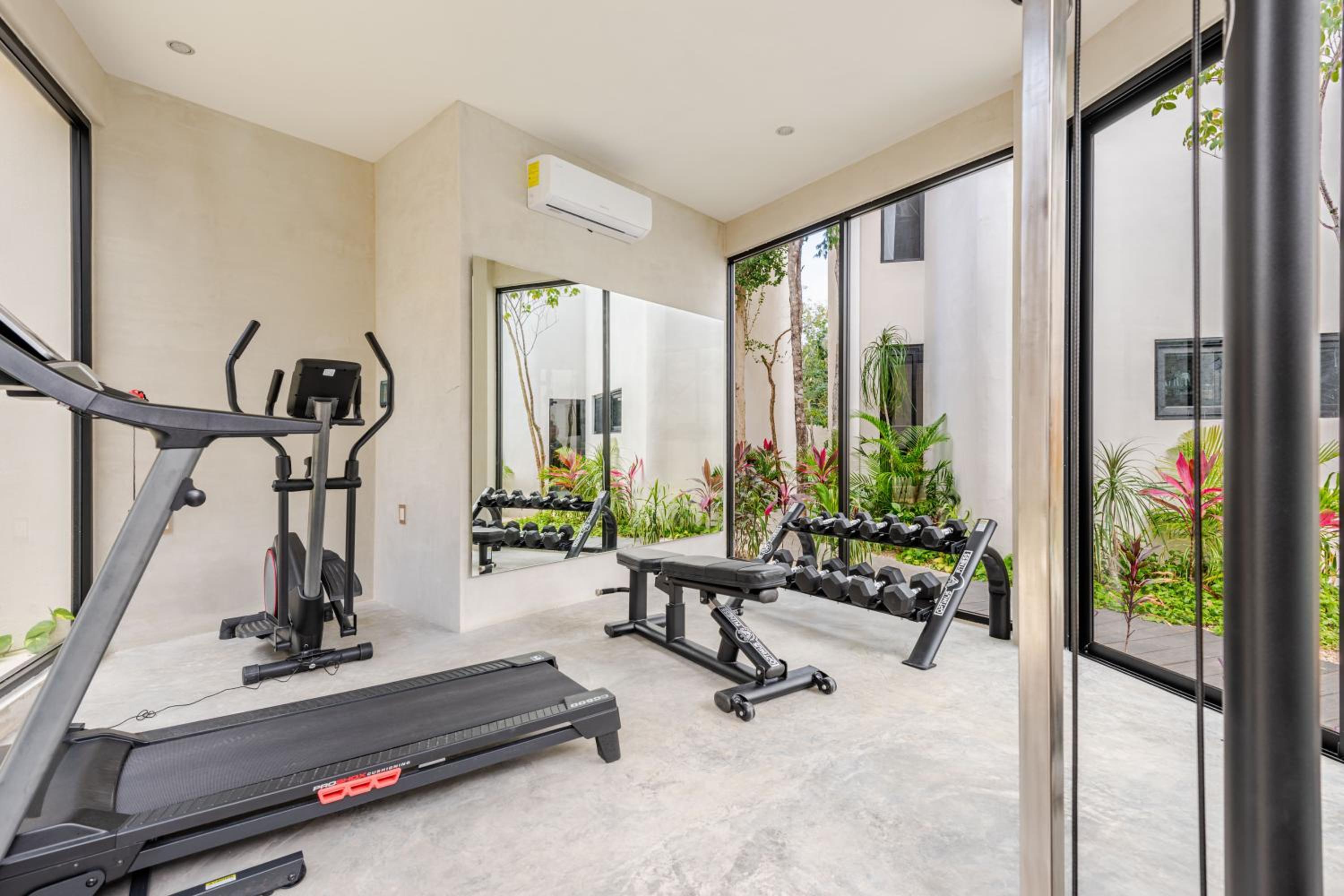 Ocean Breeze Villa - A few steps from the beach!