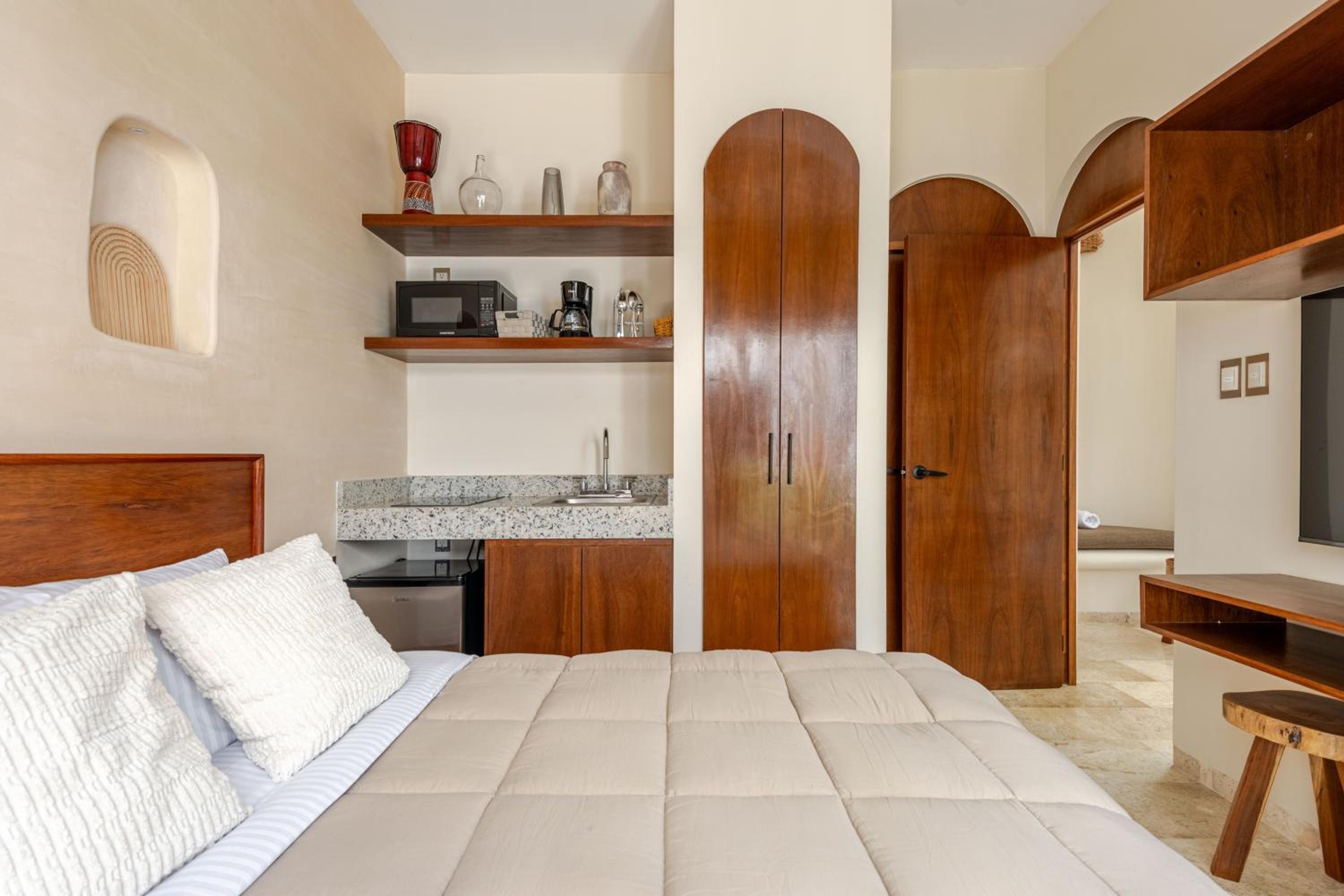Ocean Breeze Villa - A few steps from the beach!