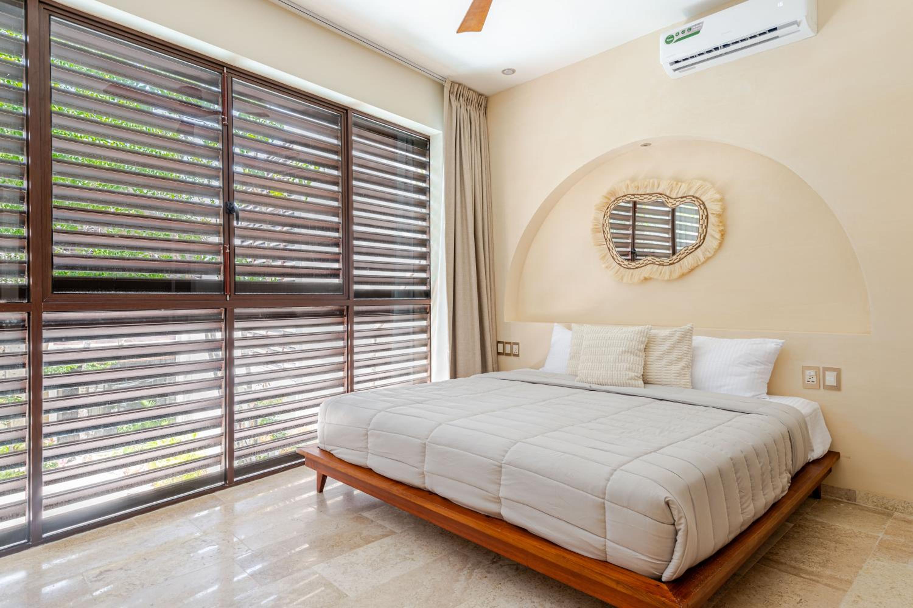 Ocean Breeze Villa - A few steps from the beach!