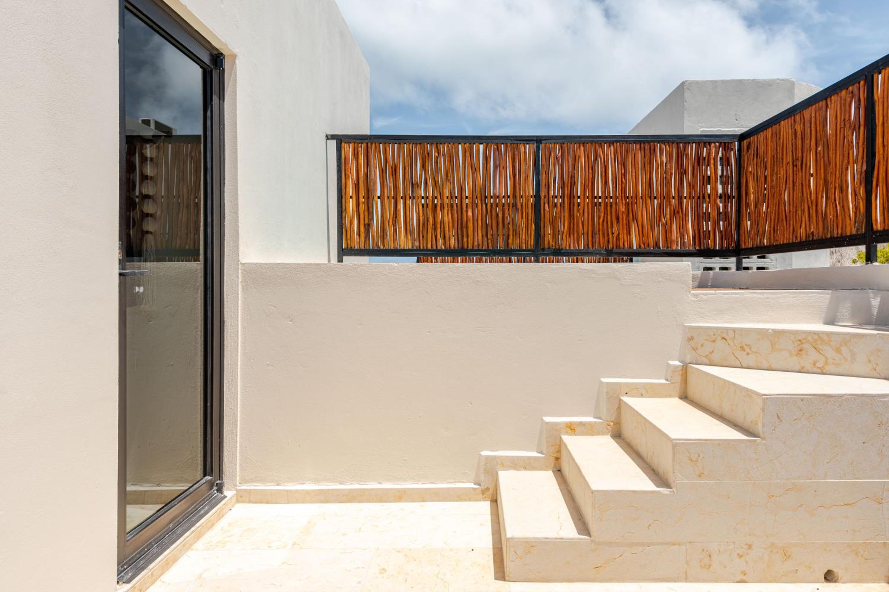 Ocean Breeze Villa - A few steps from the beach!