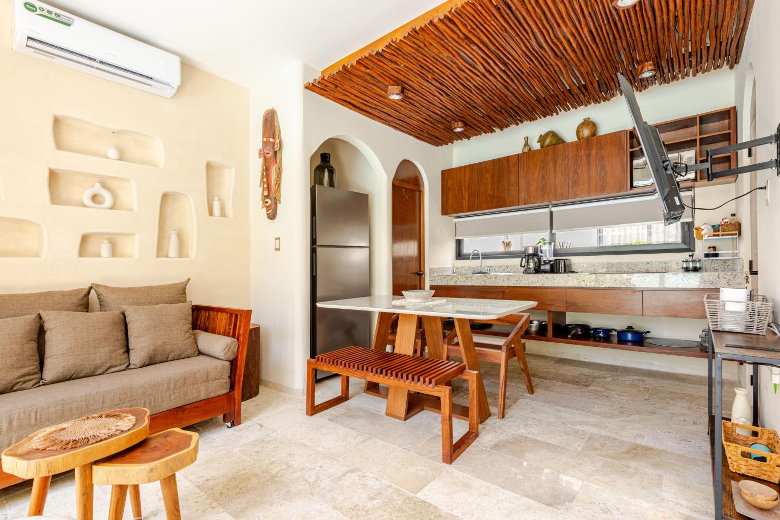 Ocean Breeze Villa - A few steps from the beach!