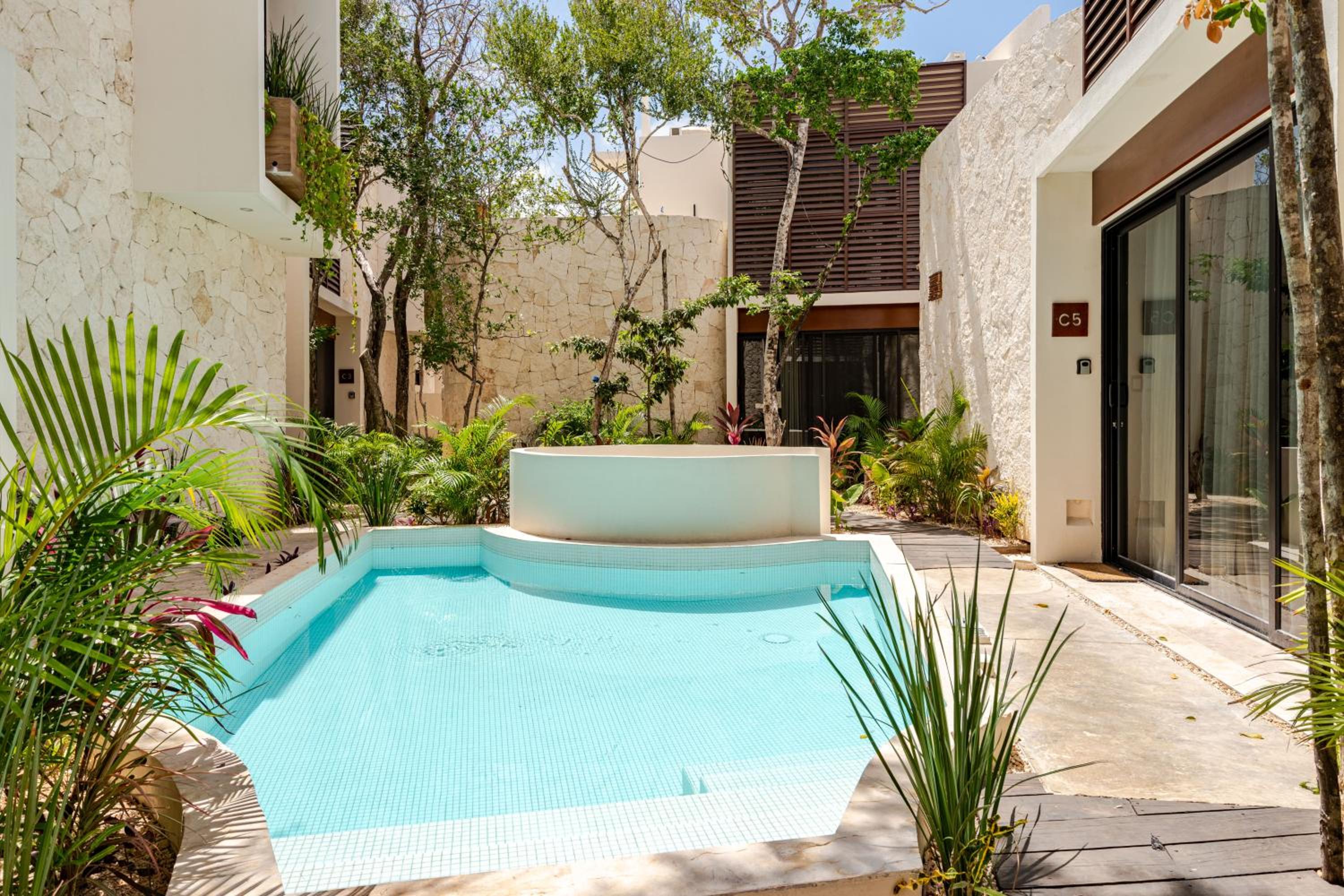 Ocean Breeze Villa - A few steps from the beach!