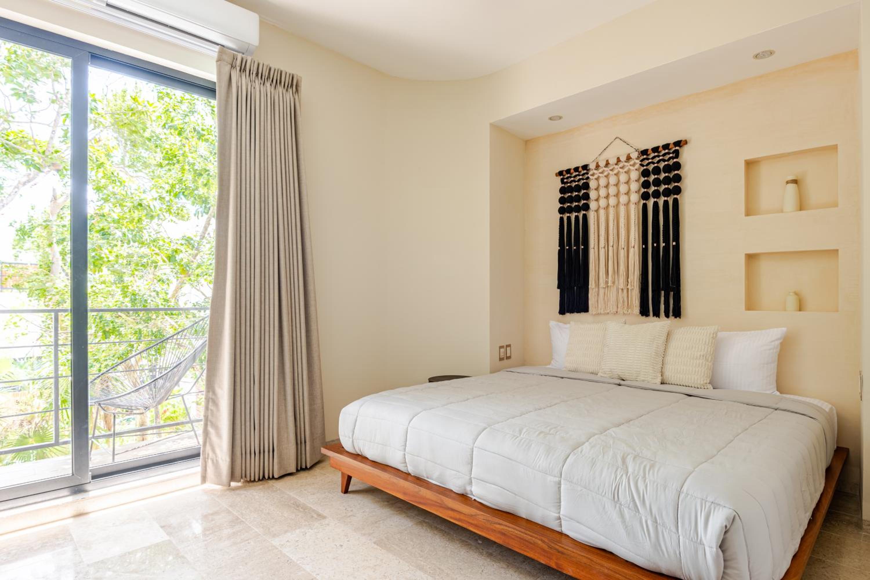 Ocean Breeze Villa - A few steps from the beach!