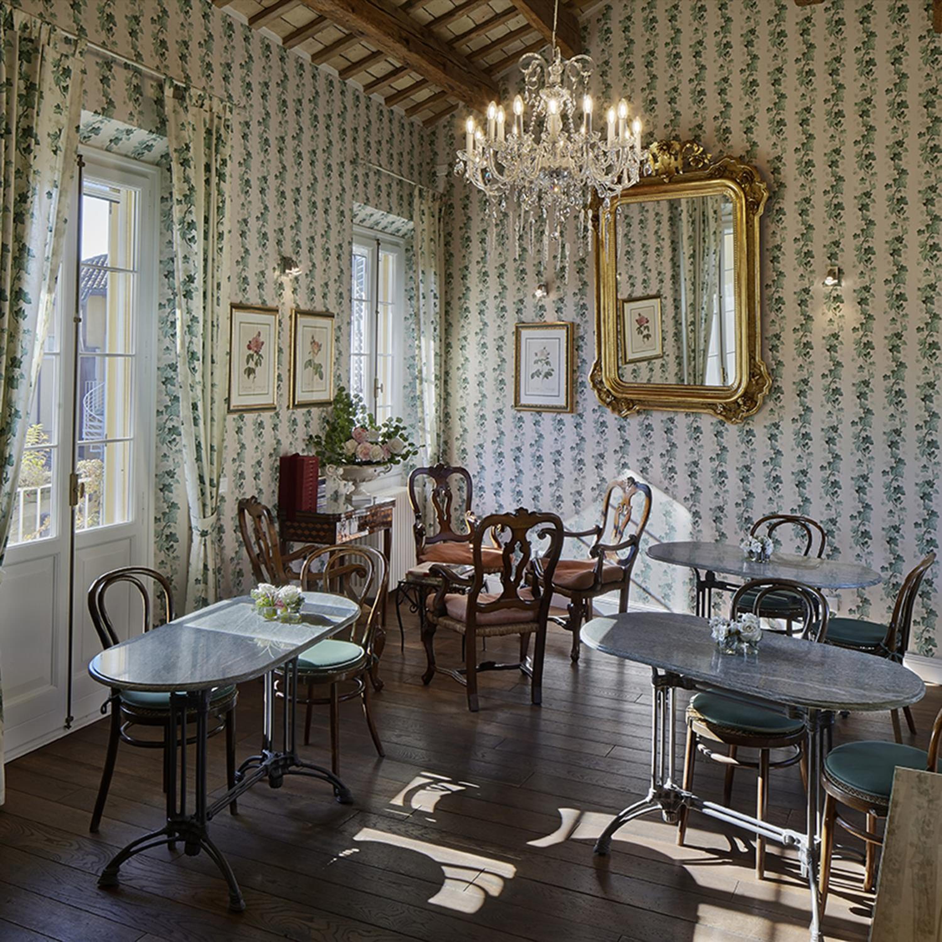 Hotel M Club De Luxe B&B - Image 1