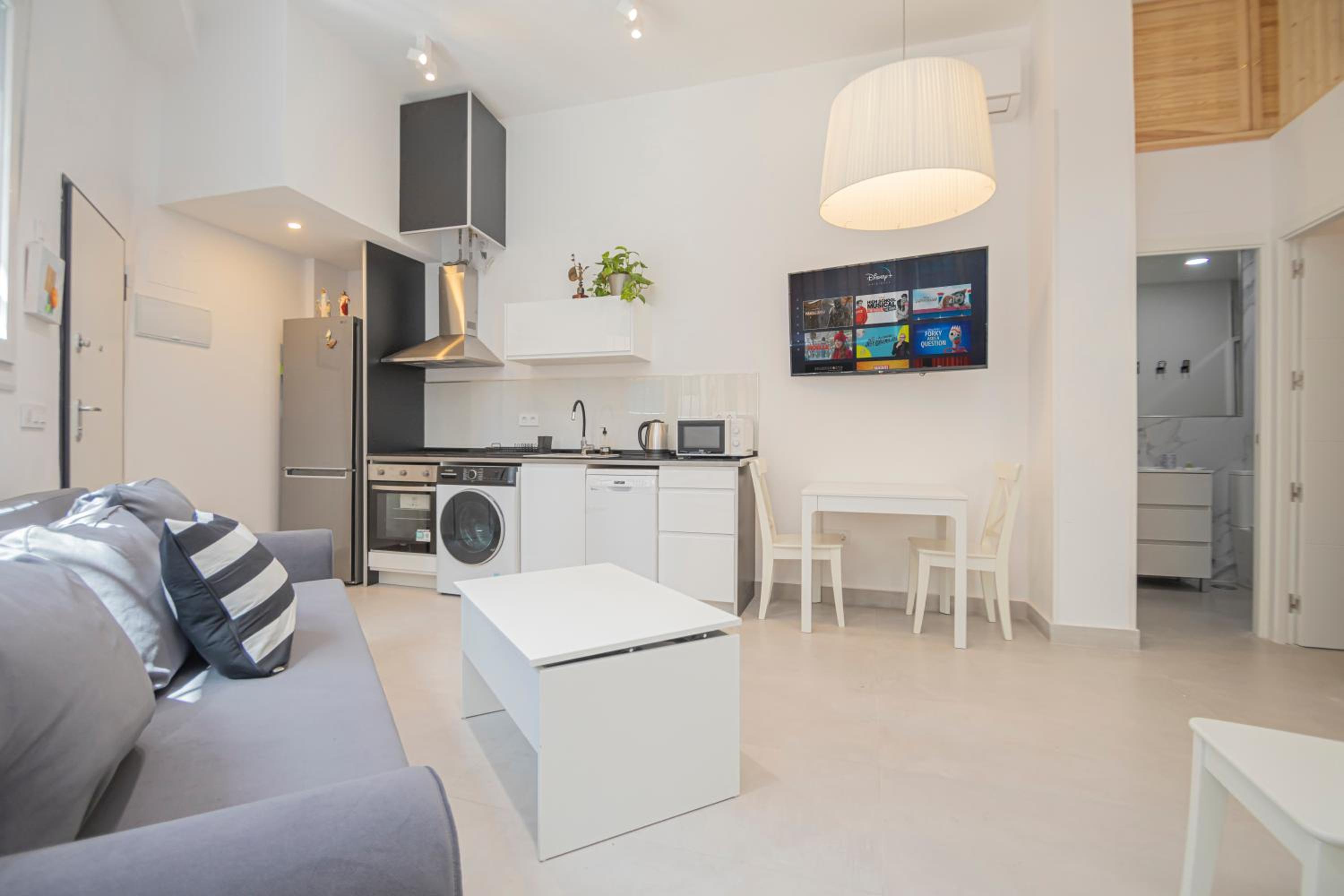 NEW Luxury and sunny 2BR apartment Premium Spot