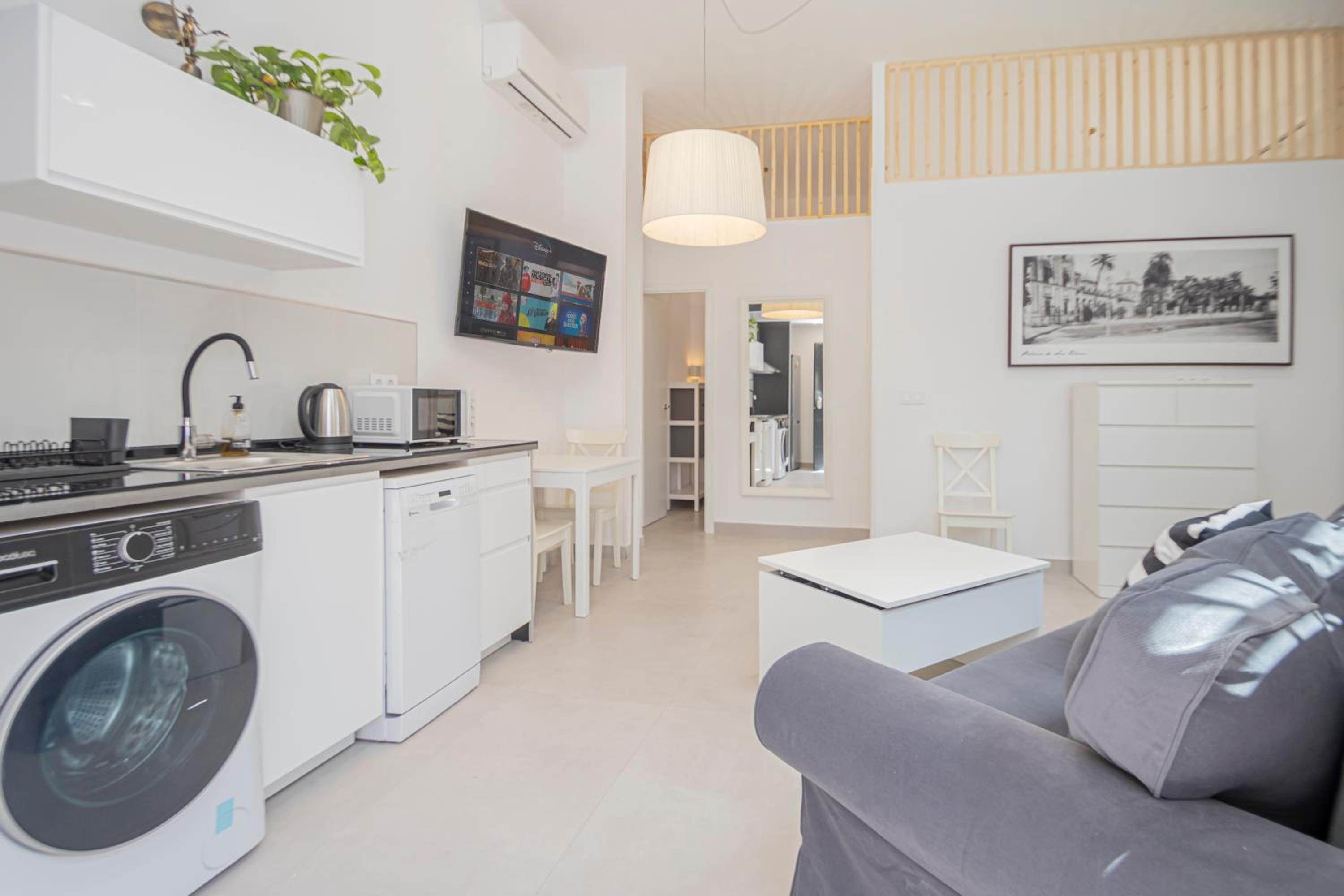 NEW Luxury and sunny 2BR apartment Premium Spot