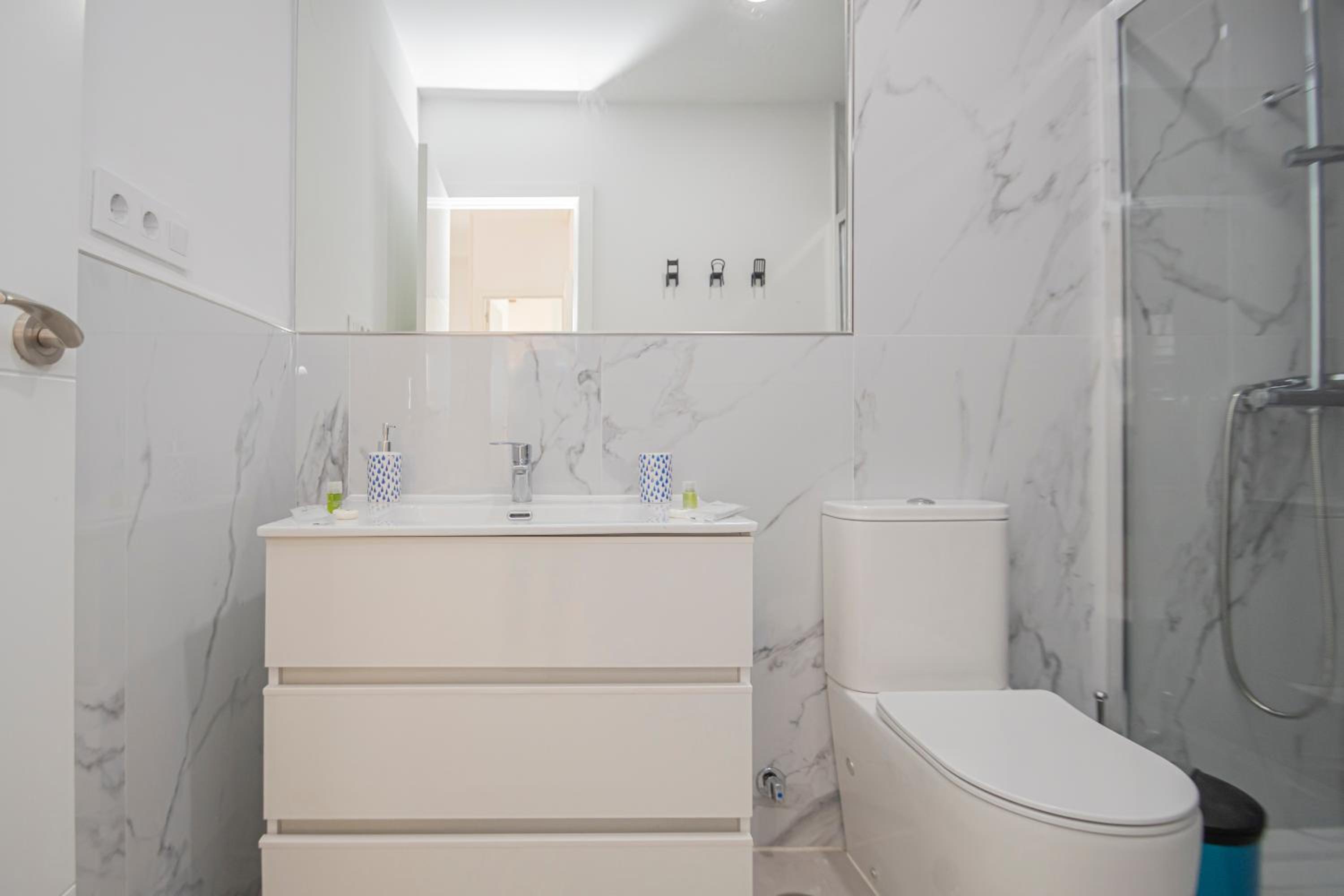 NEW Luxury and sunny 2BR apartment Premium Spot