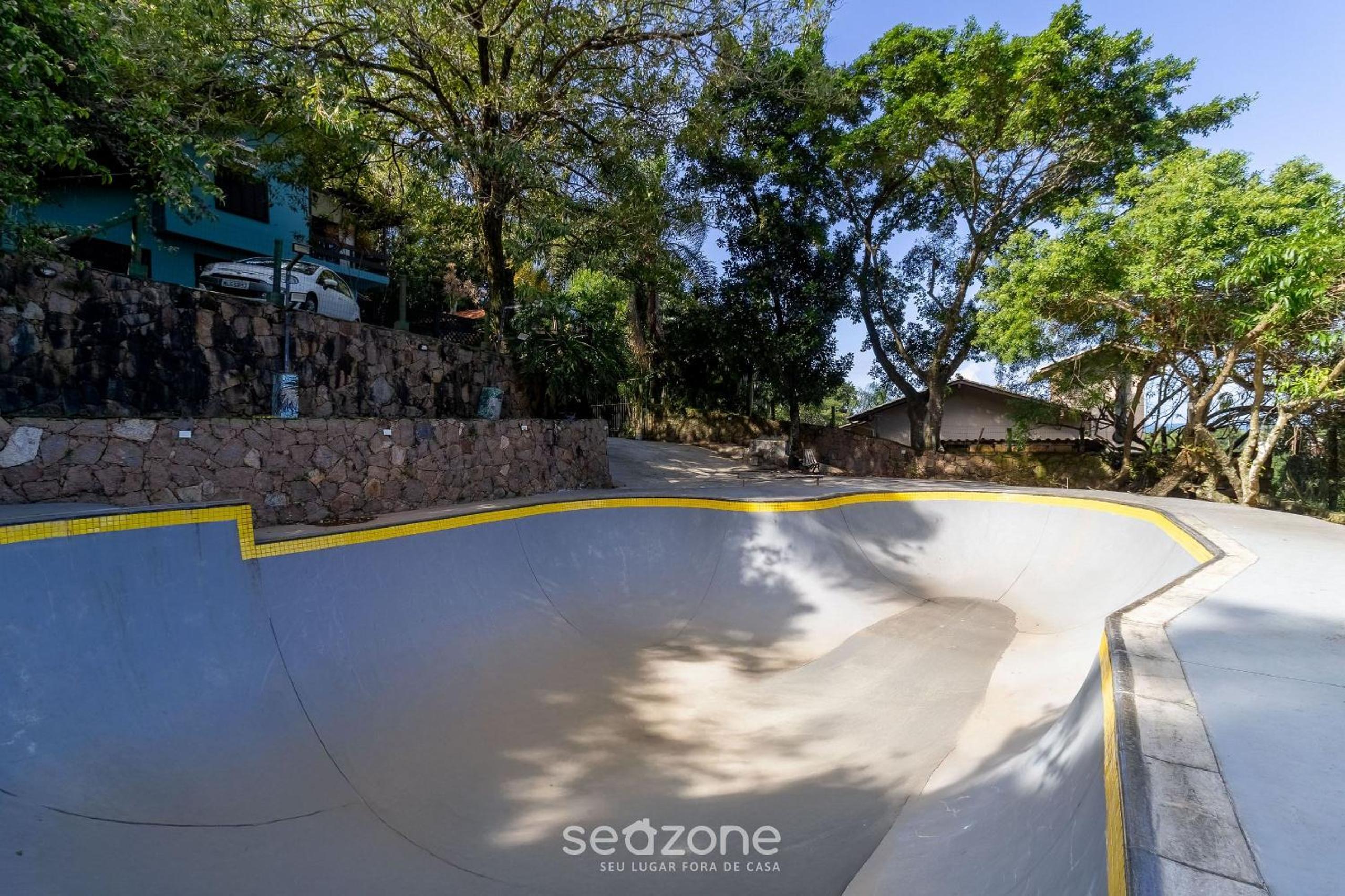 House with pool and skate park STM0500