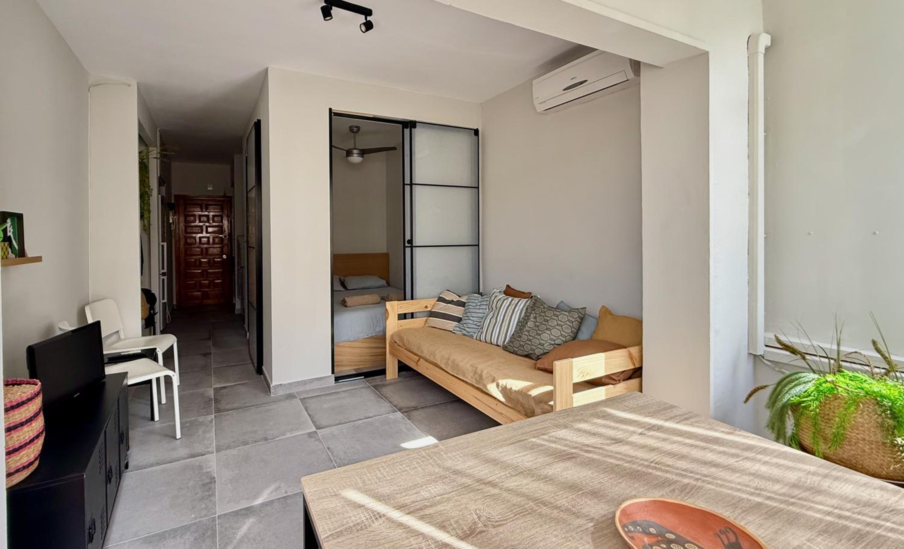Cozy Downtown Studio with AC & Fast Wi-Fi - Prime Location