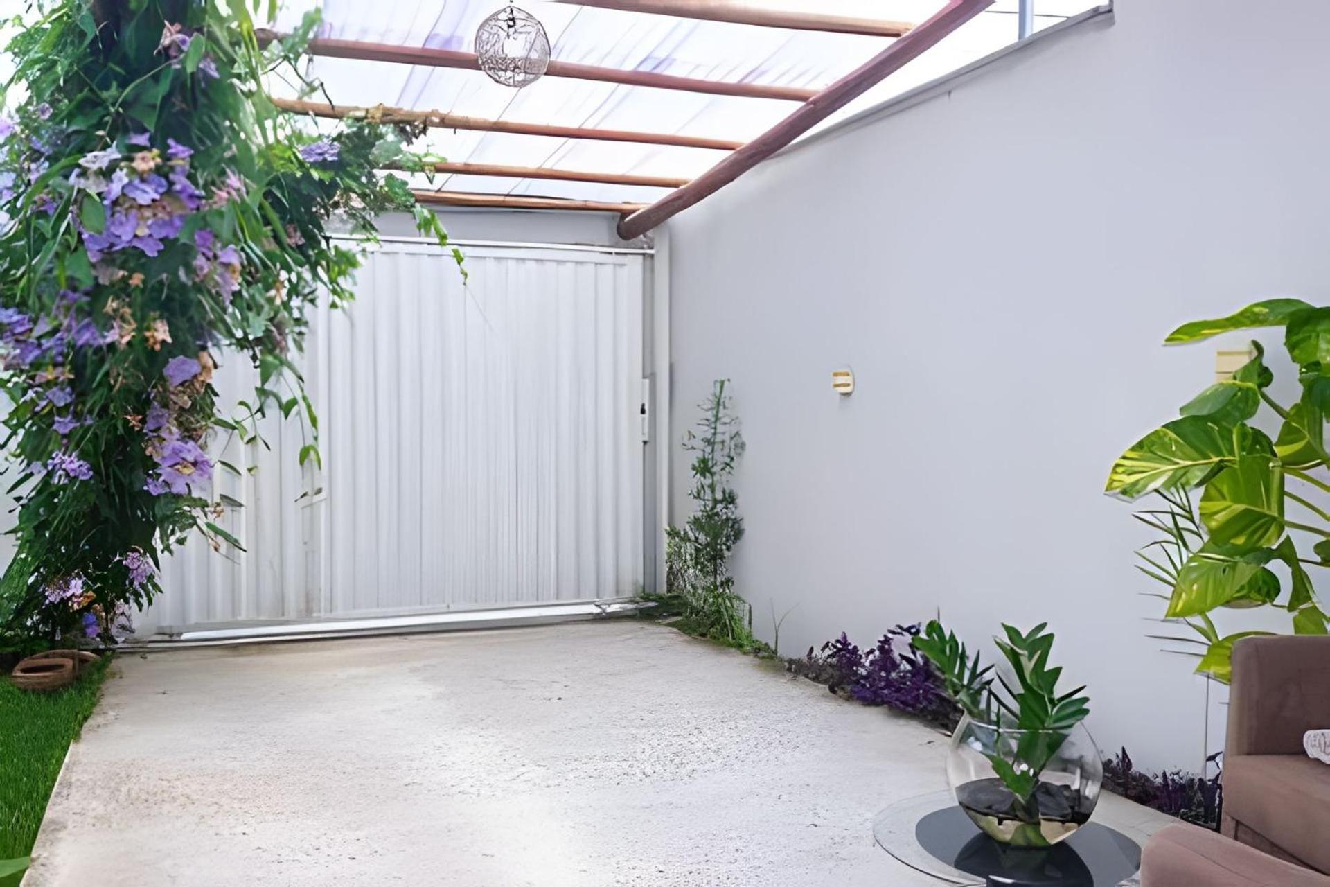 Casa com 2 quartos em condomínio tranquilo, suíte com cama king, ar-condicionado, Wi-Fi rápido, cozinha equipada e garagem privativa