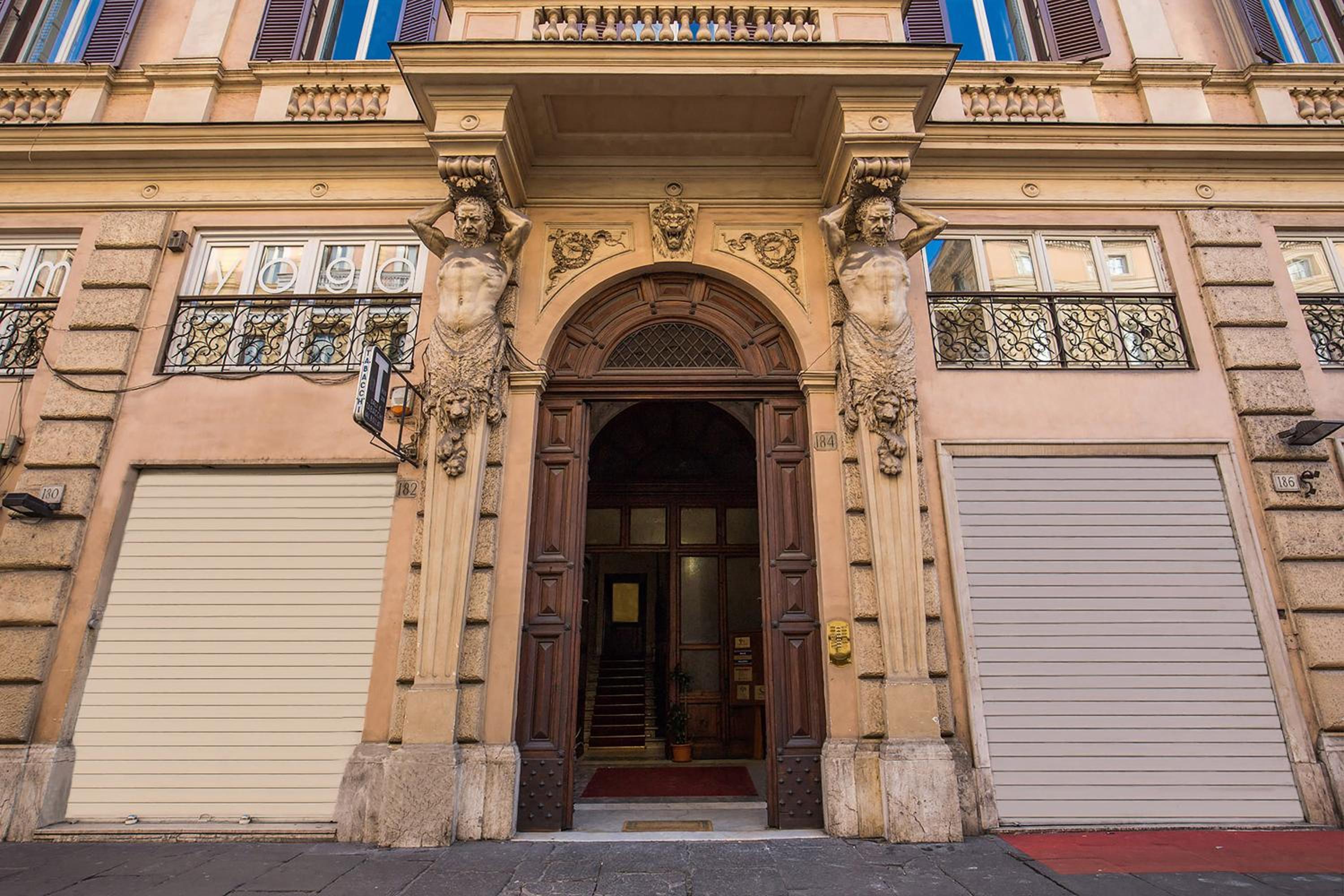 The Club Navona