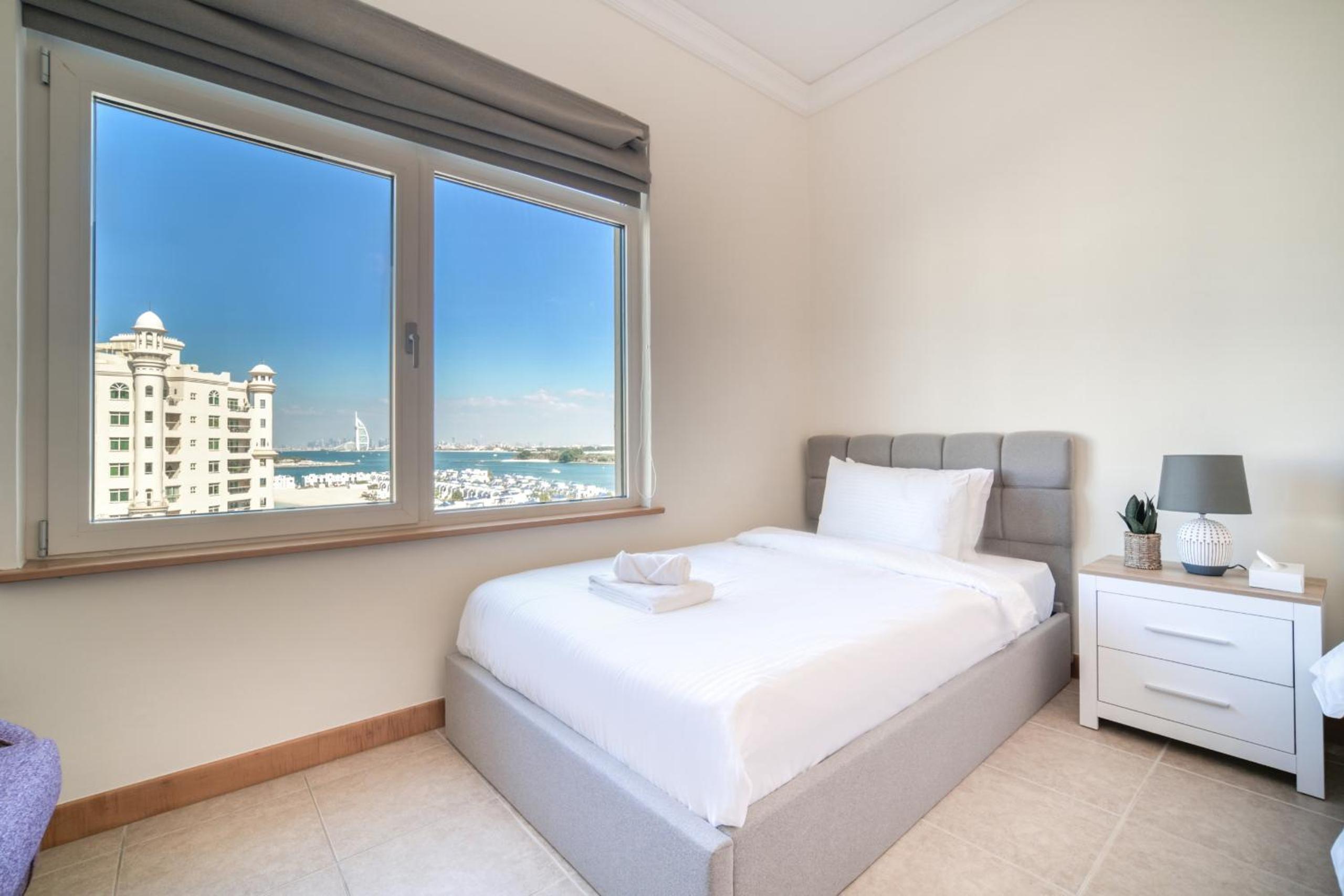 Shoreline 14, Al Hallawi Palm Jumeirah - Mint Stay