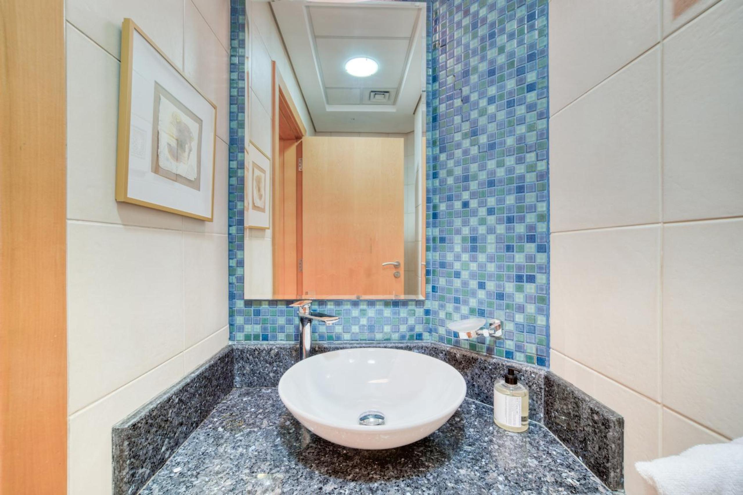 Shoreline 14, Al Hallawi Palm Jumeirah - Mint Stay