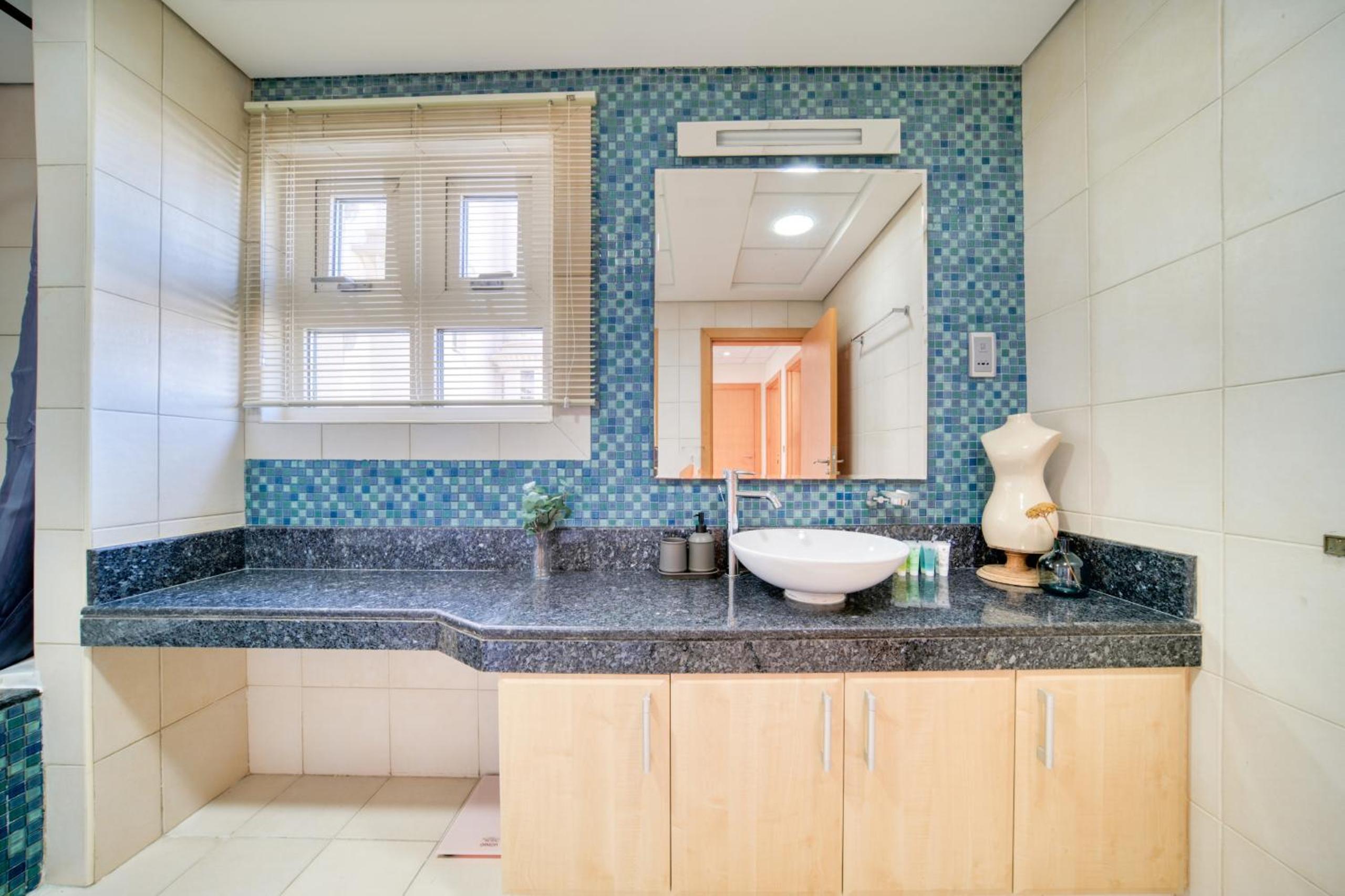 Shoreline 14, Al Hallawi Palm Jumeirah - Mint Stay