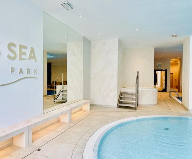 LET'S SEA - 2 Bedroom - Premium Baltic Apartment with Front Sea View Garden and SPA access