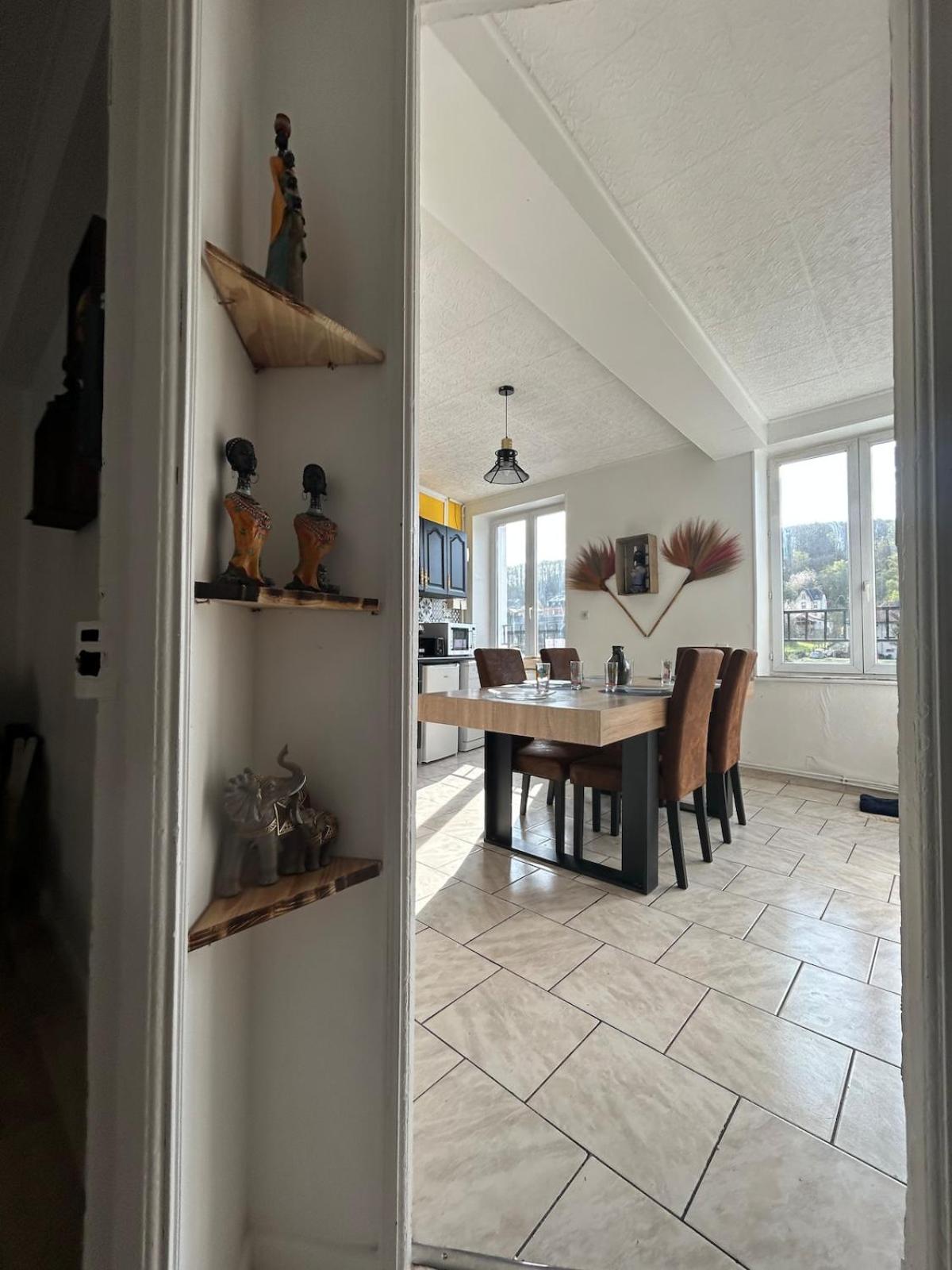 joli logement rénové vue sur Meuse Miss Africa