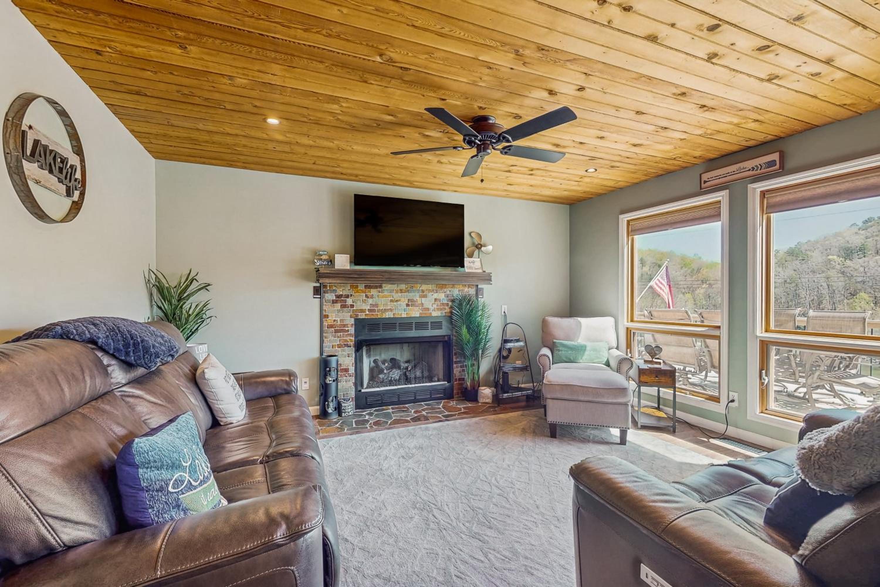 Outdoor Spa and Dock! Scenic Norris Lake Retreat