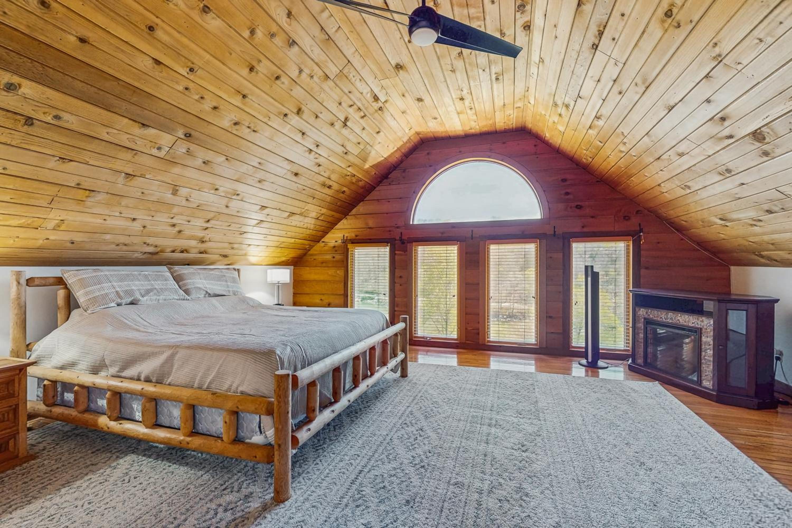 Outdoor Spa and Dock! Scenic Norris Lake Retreat
