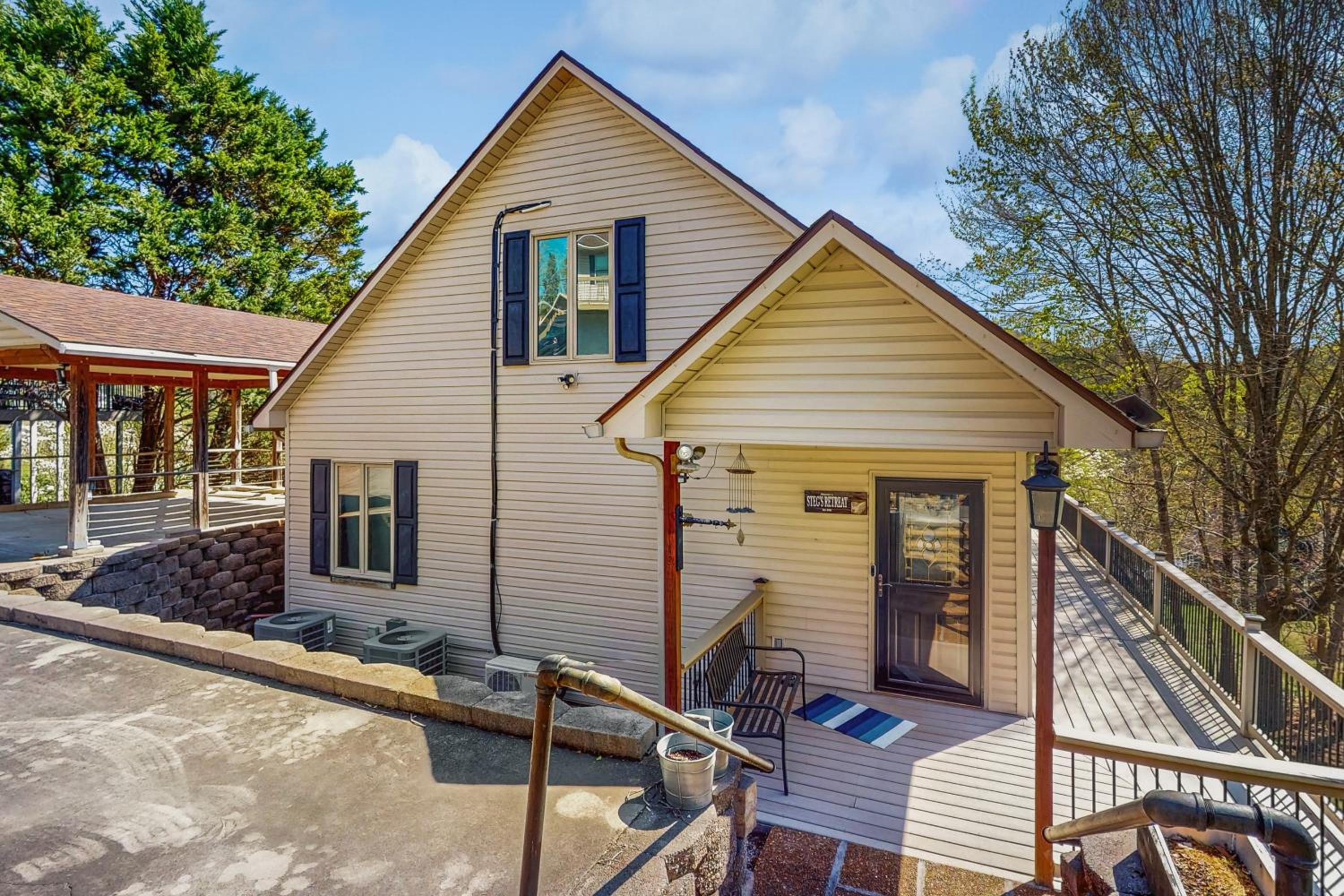 Outdoor Spa and Dock! Scenic Norris Lake Retreat