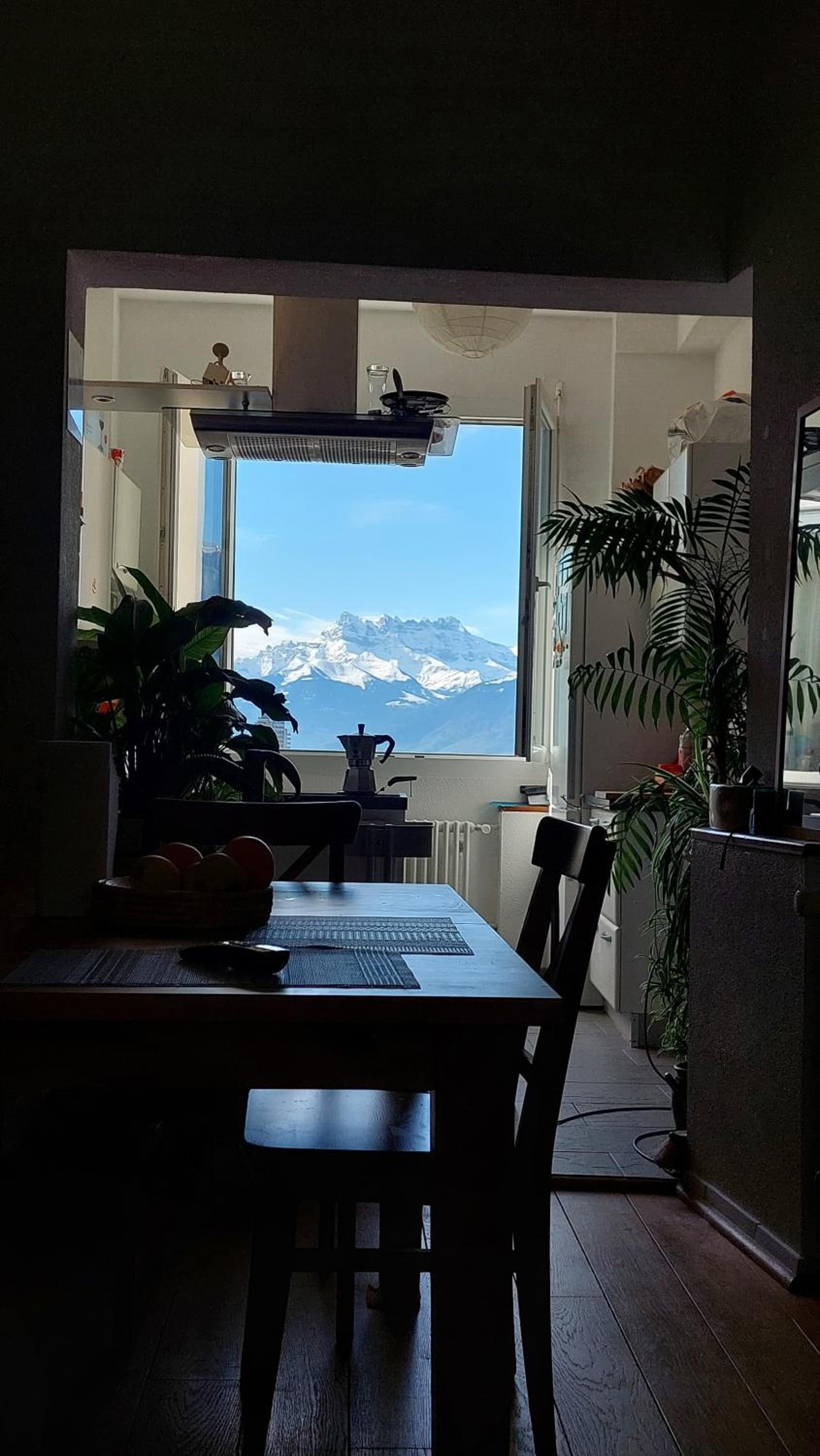 Inspiration room, lake, mountains, balcony in Montreux city center