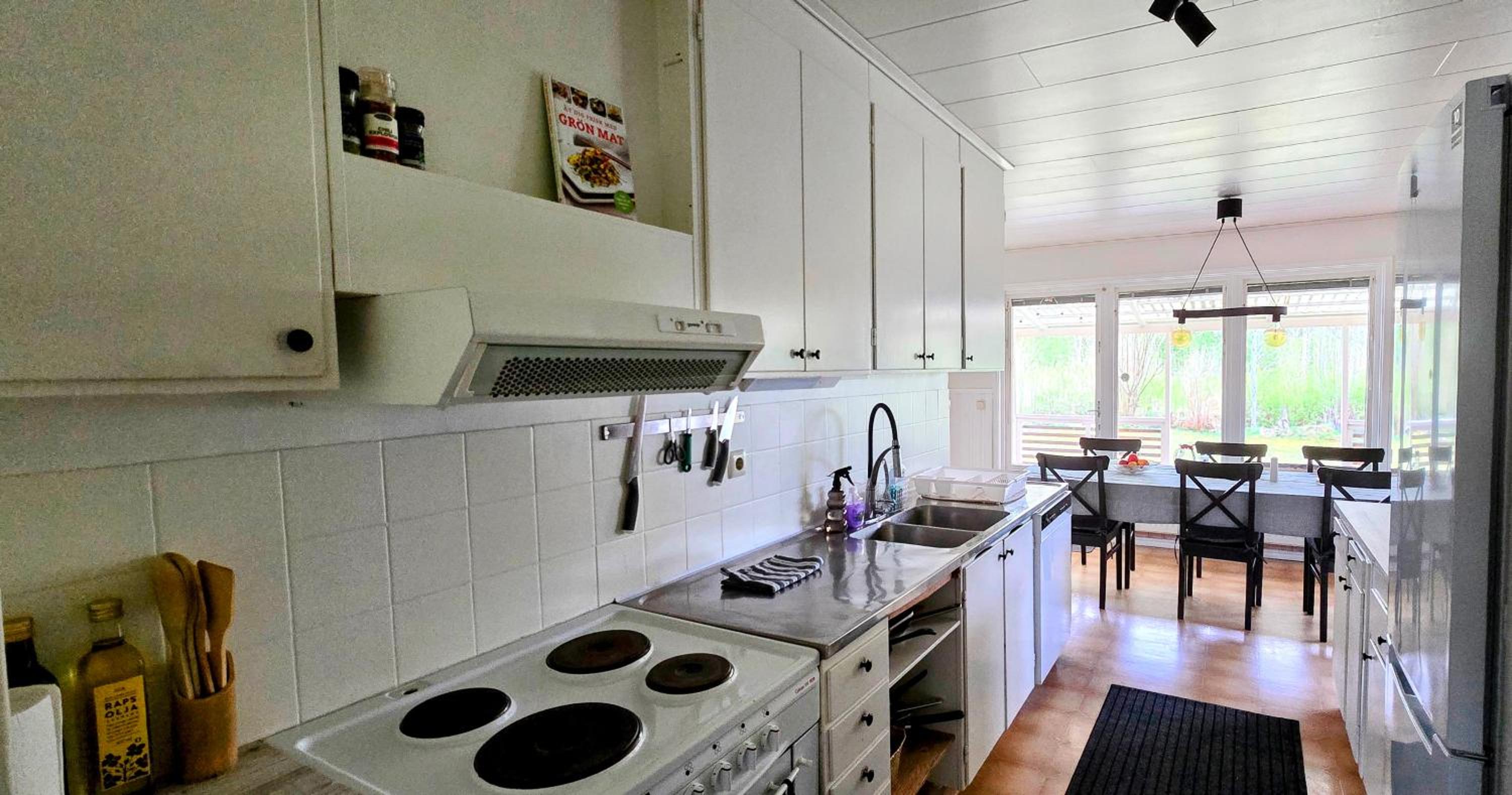 200m to Sweden's Largest Lake - 3BR House & BBQ