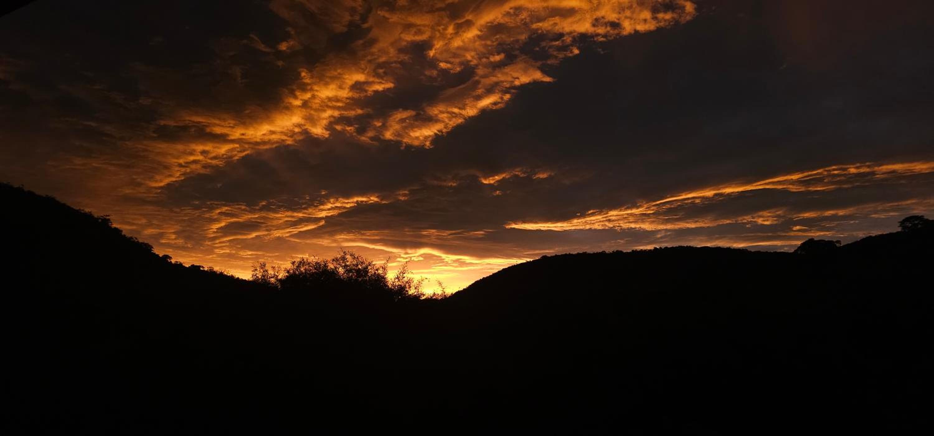 Sitio Rancho dos Sapos - Ao pé das montanhas de Minas Gerais a uma hora de BH Asfalto