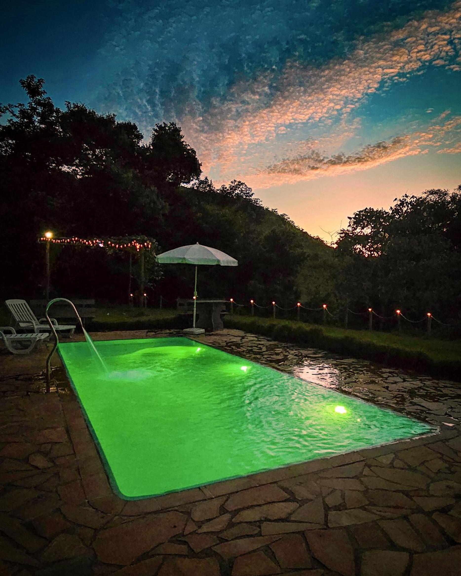 Sitio Rancho dos Sapos - Ao pé das montanhas de Minas Gerais a uma hora de BH Asfalto