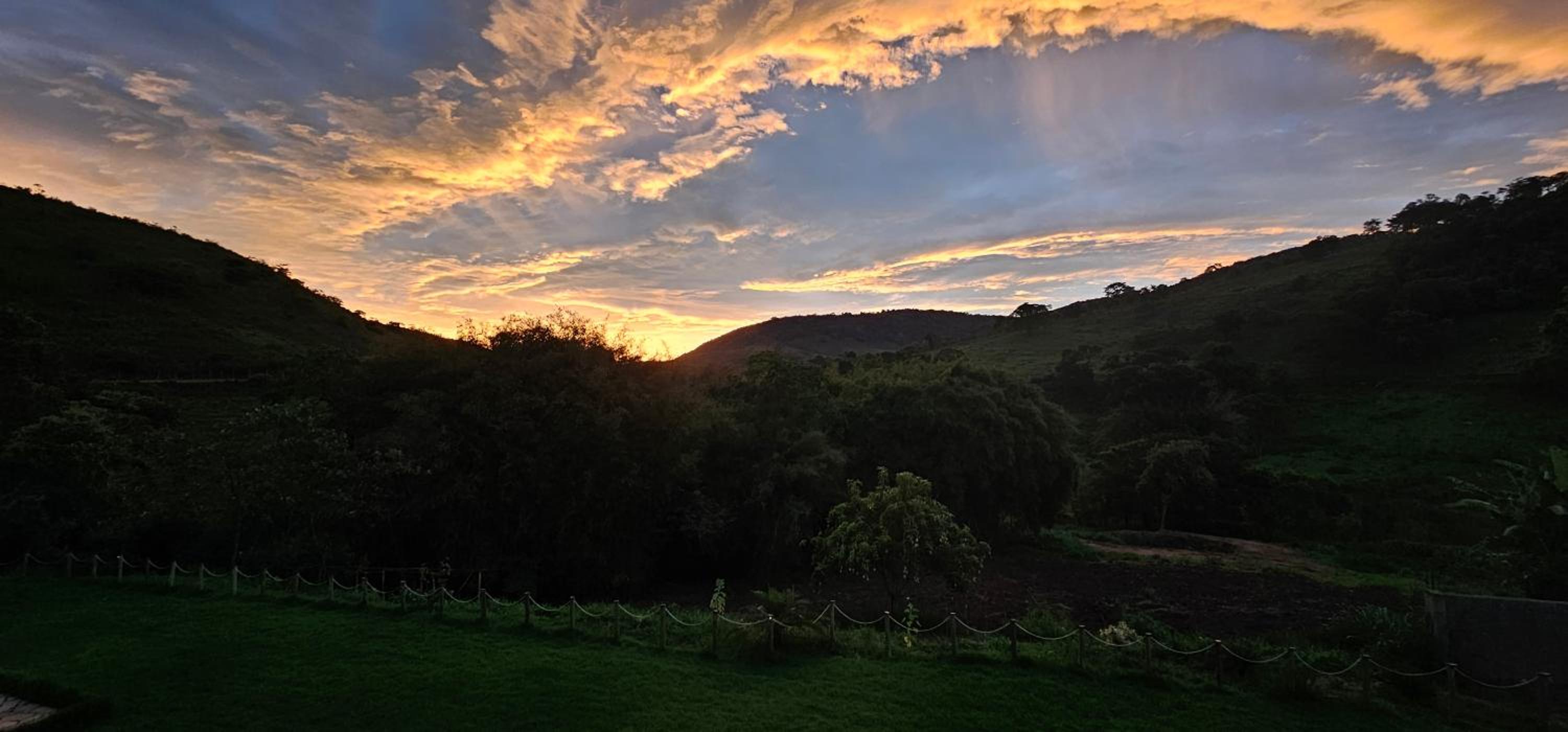Sitio Rancho dos Sapos - Ao pé das montanhas de Minas Gerais a uma hora de BH Asfalto
