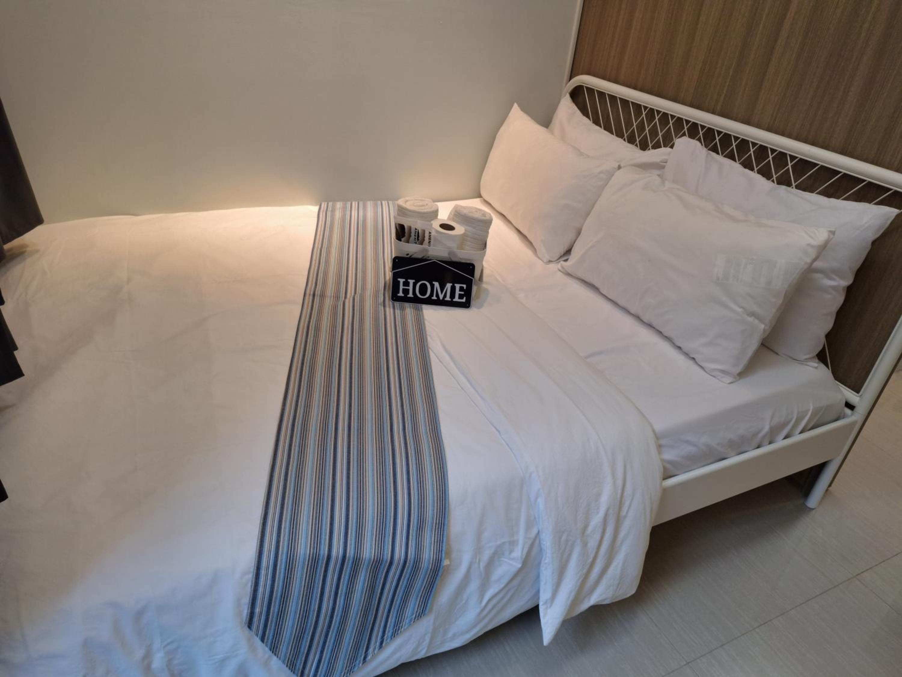 Velvet Room near MOA with a Cozy, Comfy Bed