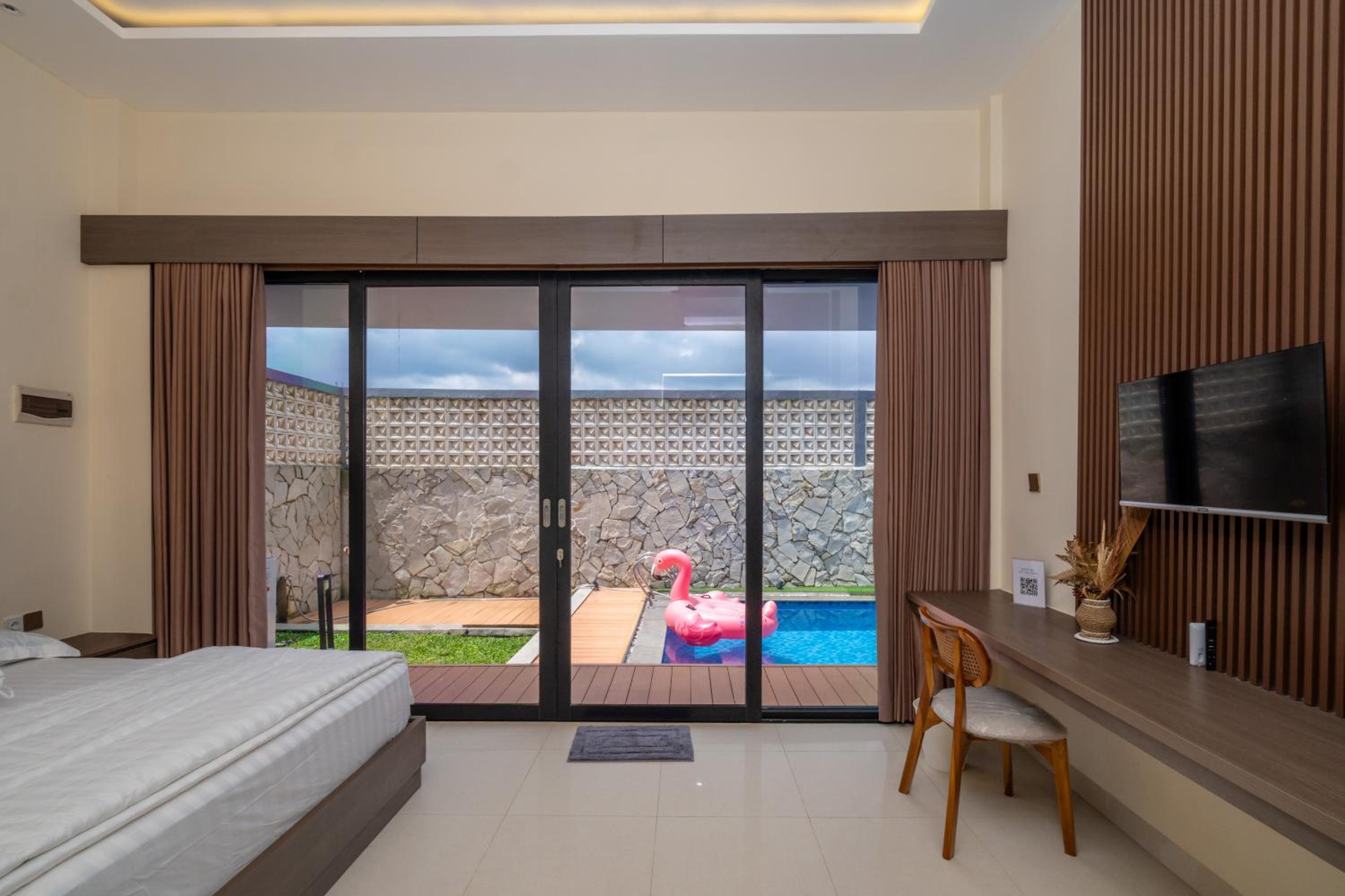 Odetta Villa Puncak - Kolam Renang Private
