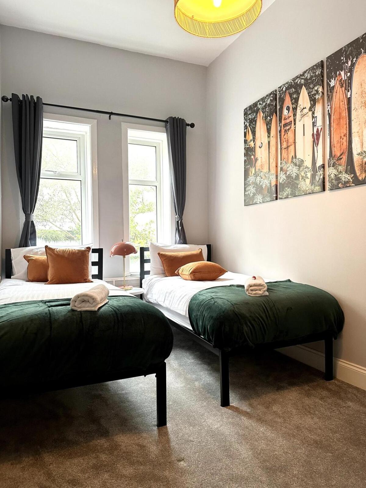 The Bournemouth Haven - Brought to you by Coastline Retreats - Grand 2 bedroom luxury apartment - 3 mins walk to beach - Superfast Wifi - Sleeps 6