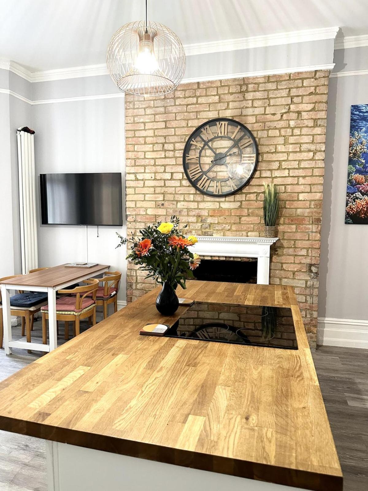 The Bournemouth Haven - Brought to you by Coastline Retreats - Grand 2 bedroom luxury apartment - 3 mins walk to beach - Superfast Wifi - Sleeps 6
