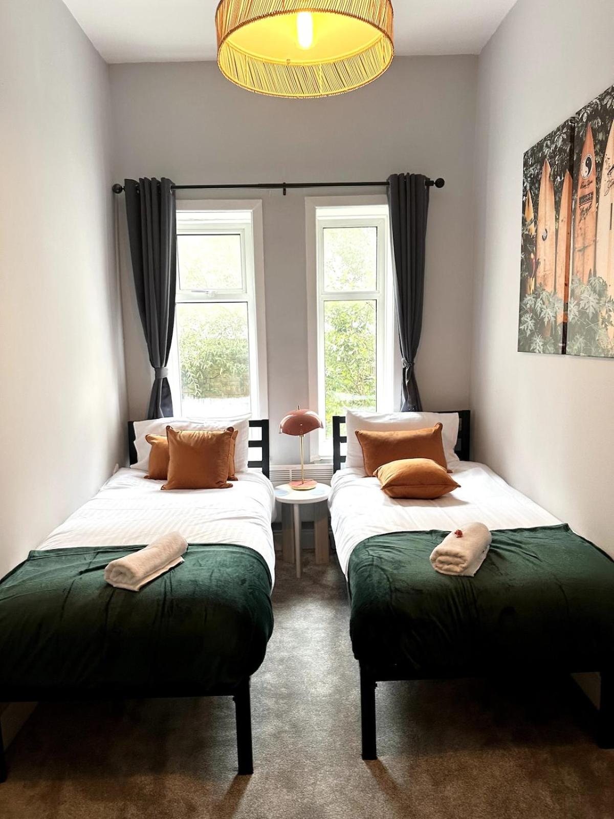 The Bournemouth Haven - Brought to you by Coastline Retreats - Grand 2 bedroom luxury apartment - 3 mins walk to beach - Superfast Wifi - Sleeps 6