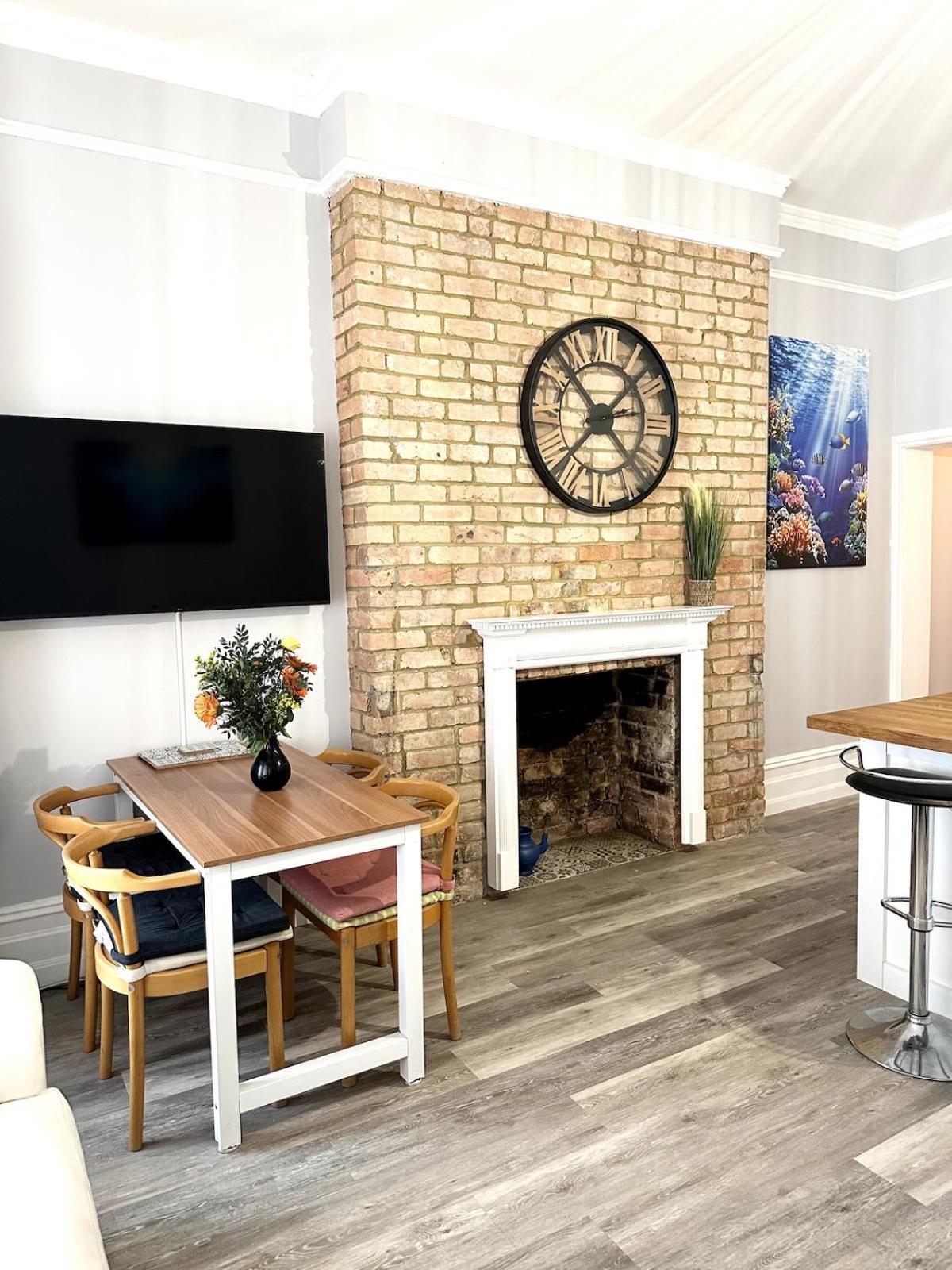 The Bournemouth Haven - Brought to you by Coastline Retreats - Grand 2 bedroom luxury apartment - 3 mins walk to beach - Superfast Wifi - Sleeps 6