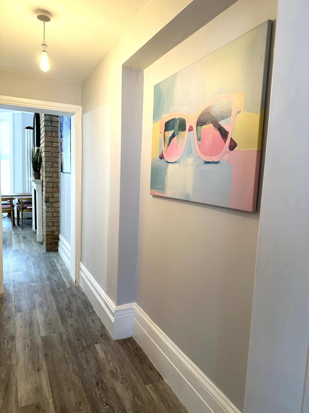 The Bournemouth Haven - Brought to you by Coastline Retreats - Grand 2 bedroom luxury apartment - 3 mins walk to beach - Superfast Wifi - Sleeps 6