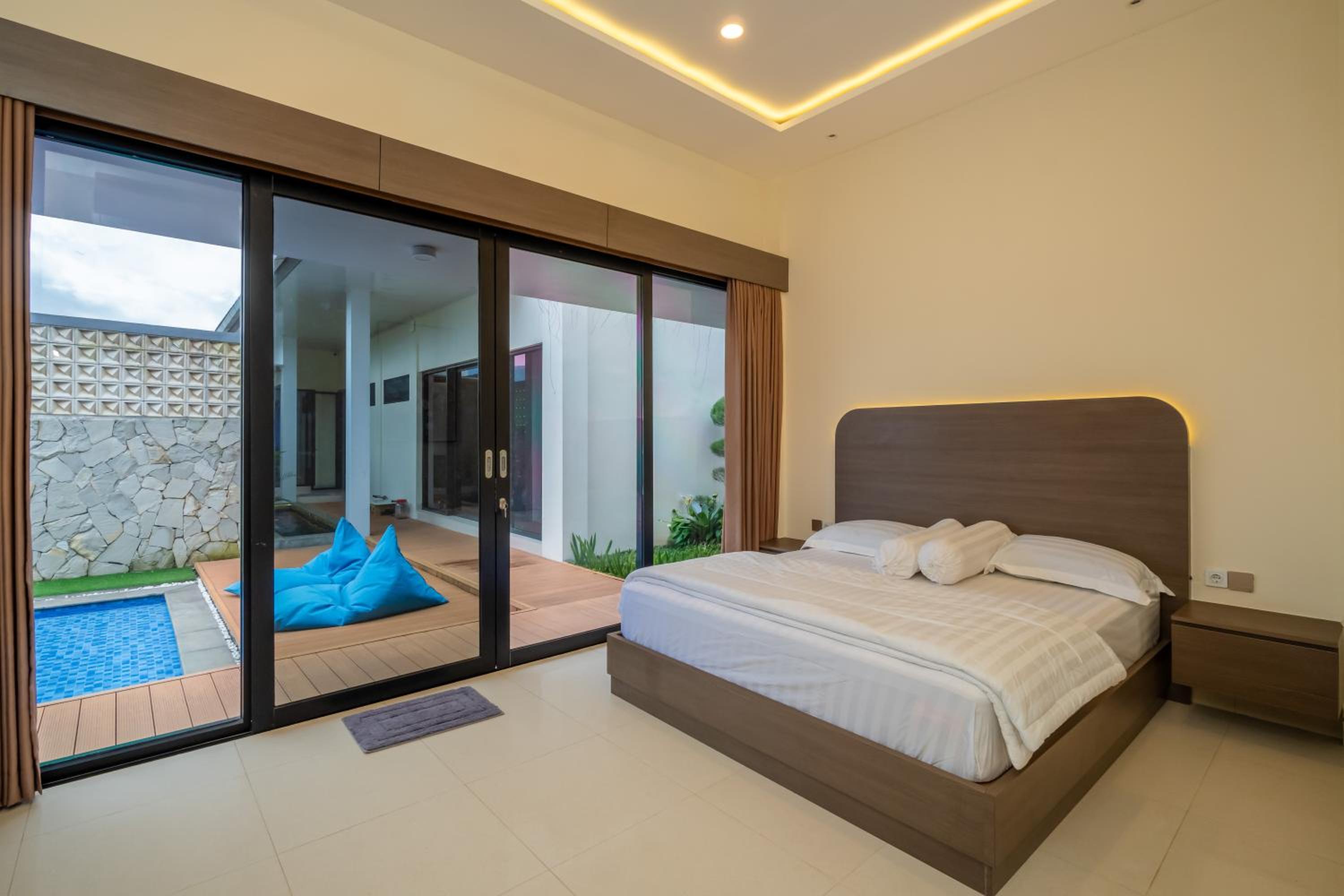 Odetta Villa Puncak - Kolam Renang Private
