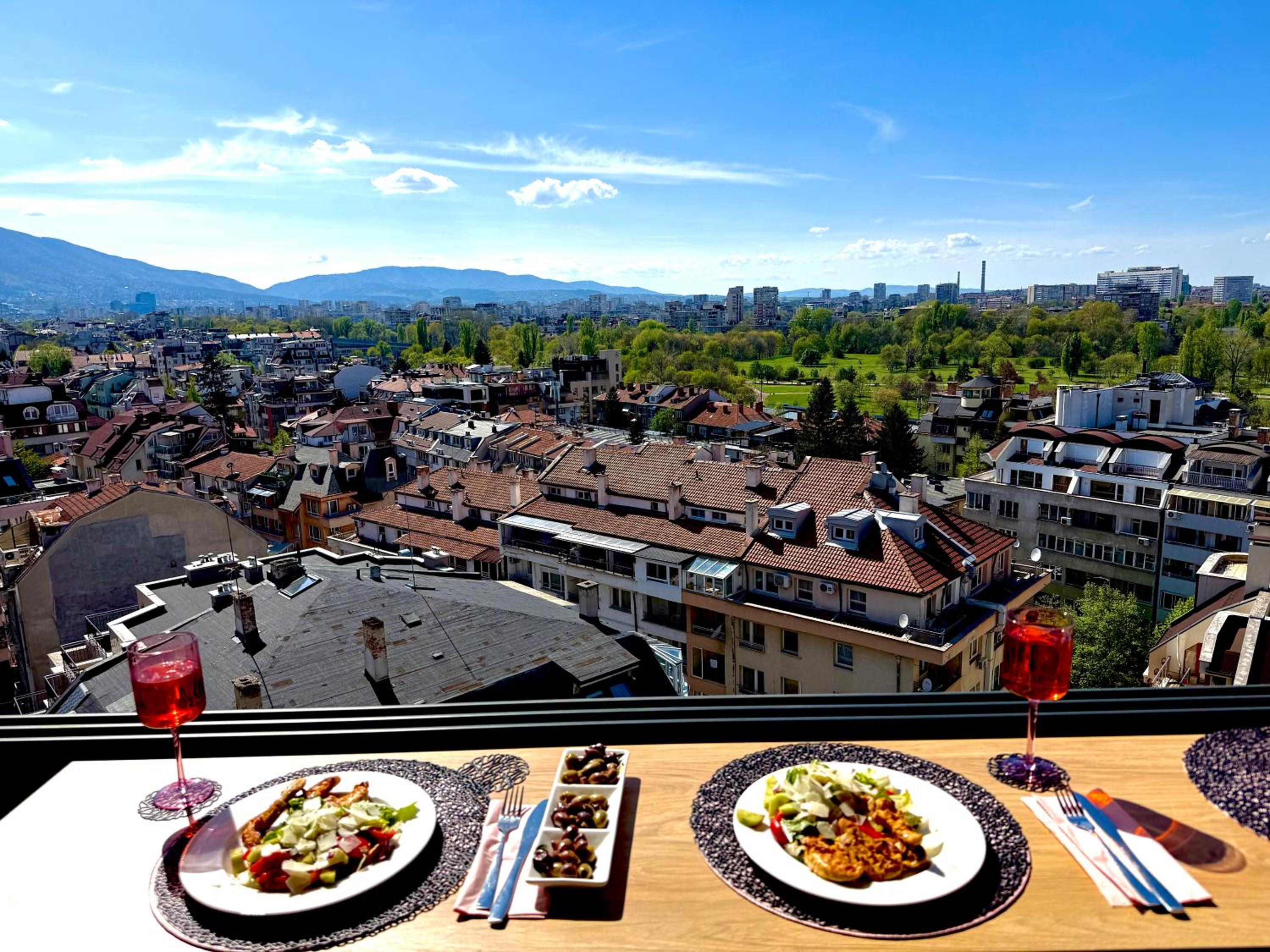 Blue Iris, 2BR, Stunning Views, Jacuzzi and Workspace