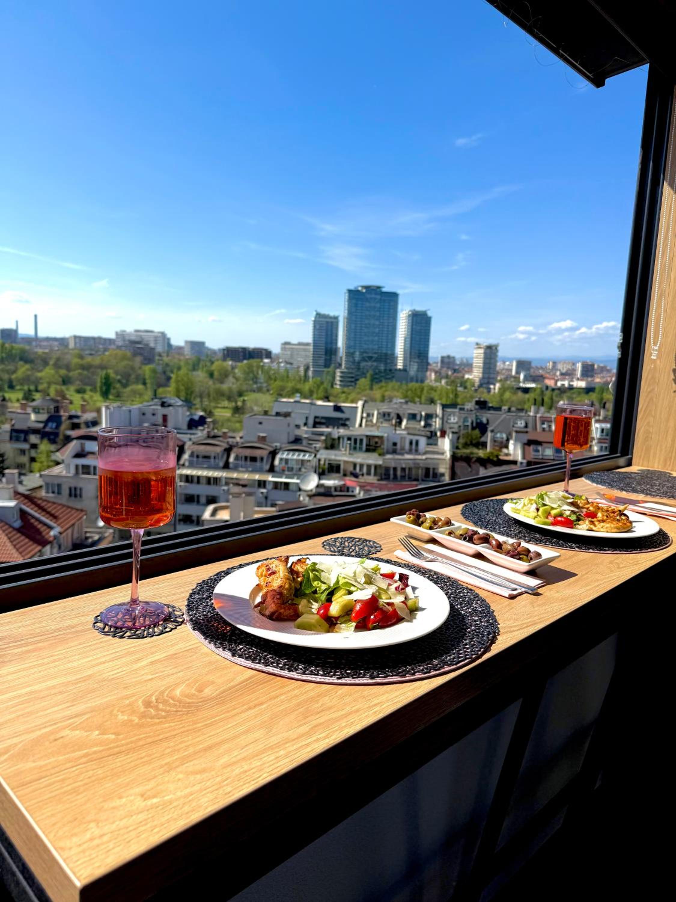 Blue Iris, 2BR, Stunning Views, Jacuzzi and Workspace