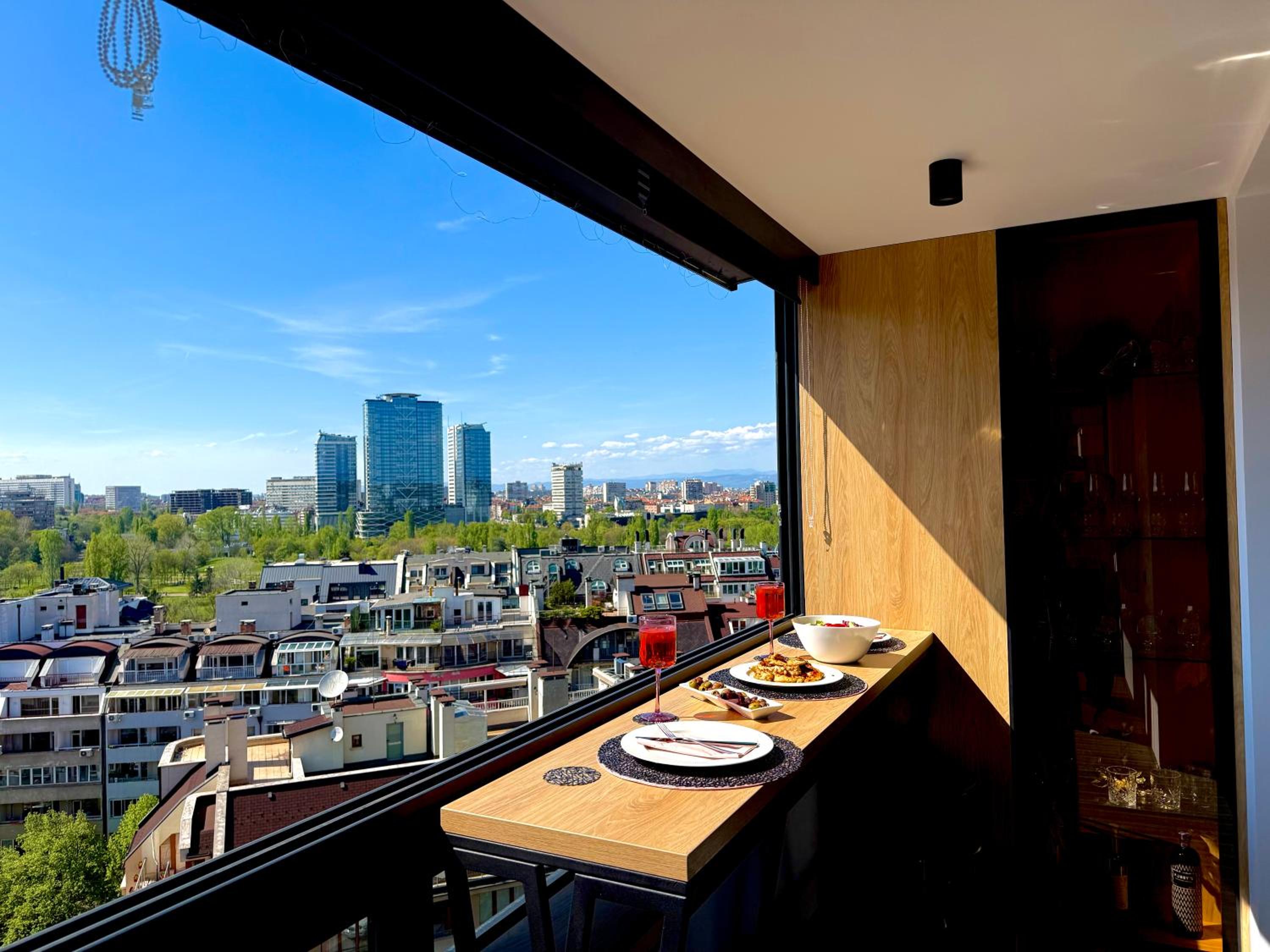 Blue Iris, 2BR, Stunning Views, Jacuzzi and Workspace