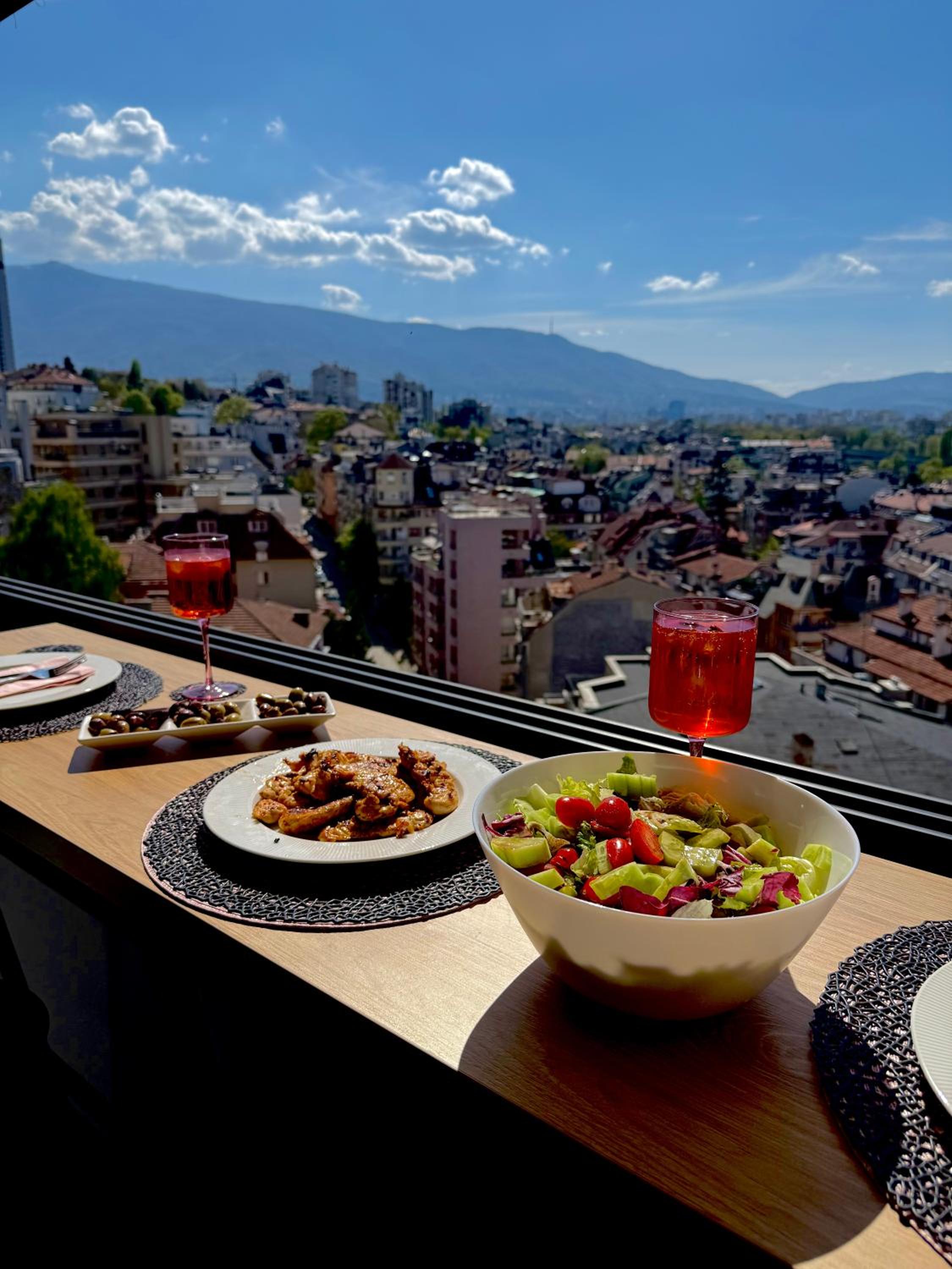 Blue Iris, 2BR, Stunning Views, Jacuzzi and Workspace