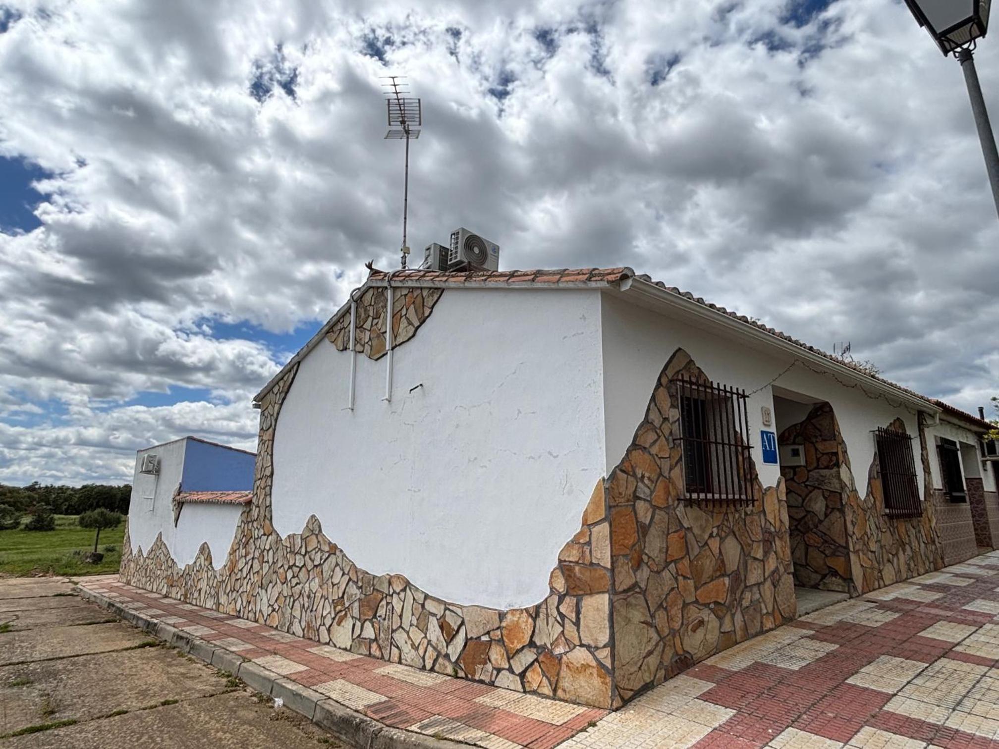 La Casa del Pueblo con piscina y barbacoa