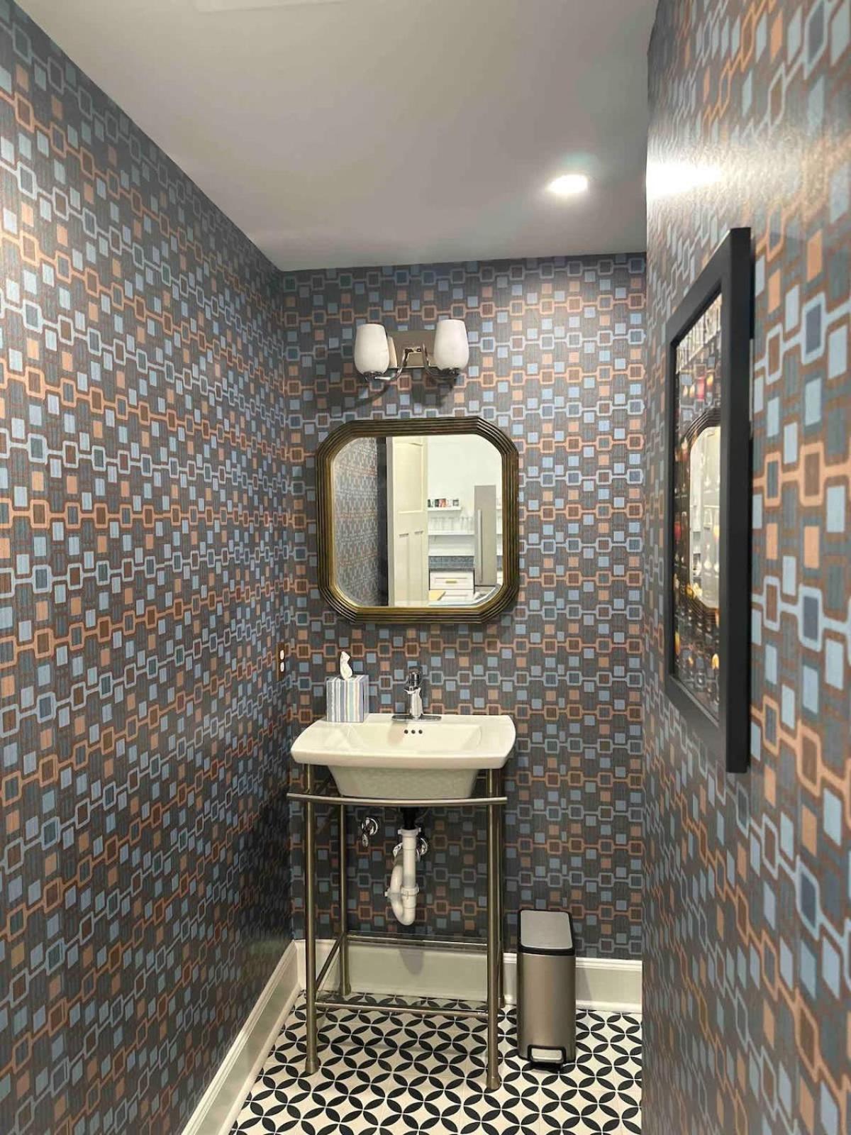 Classy 3-Story Downtown Apt - Great Location