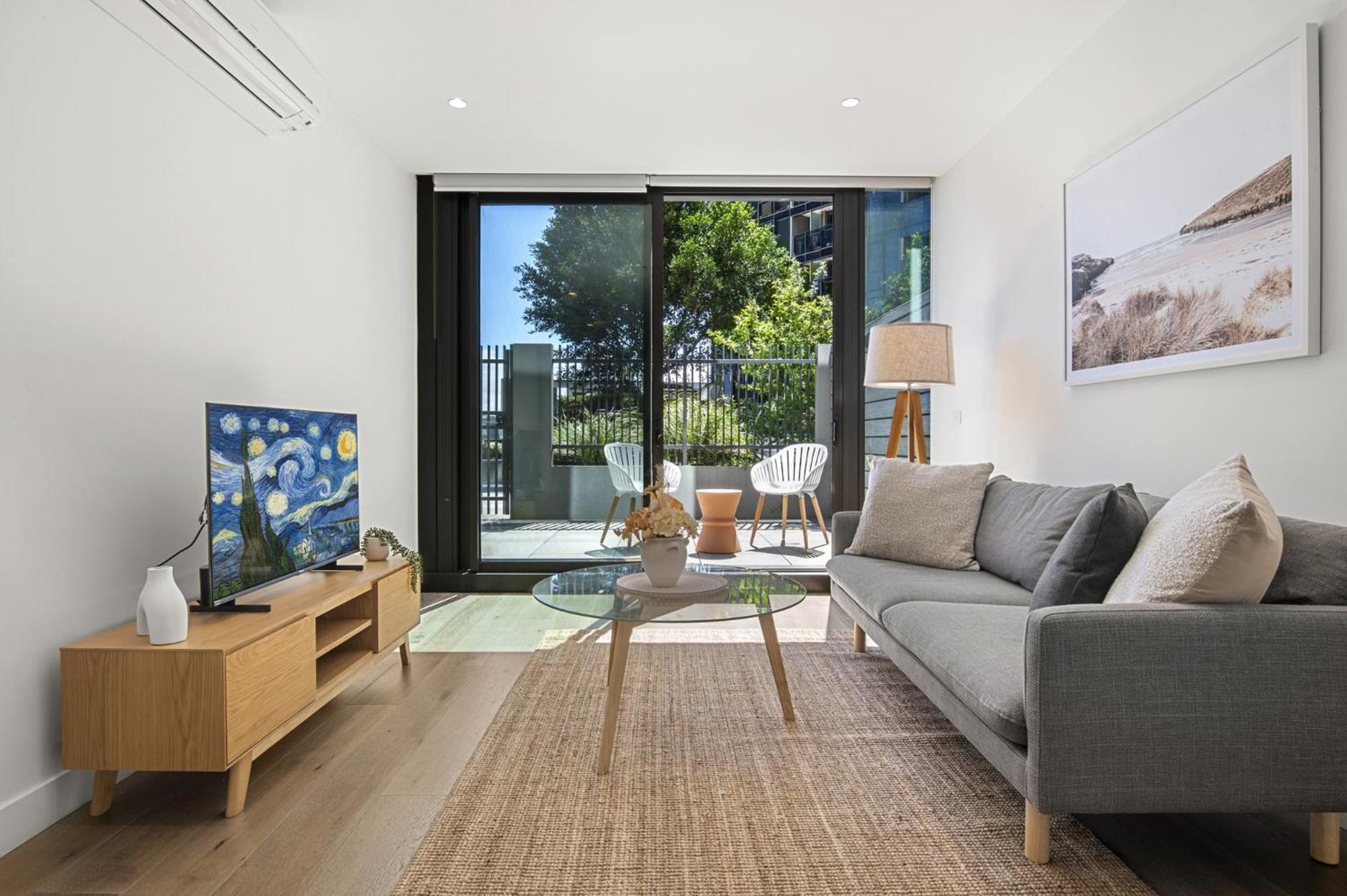1BR Apartment Near CBD with Pool Access