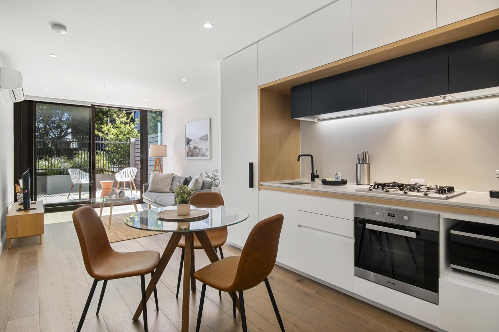 1BR Apartment Near CBD with Pool Access