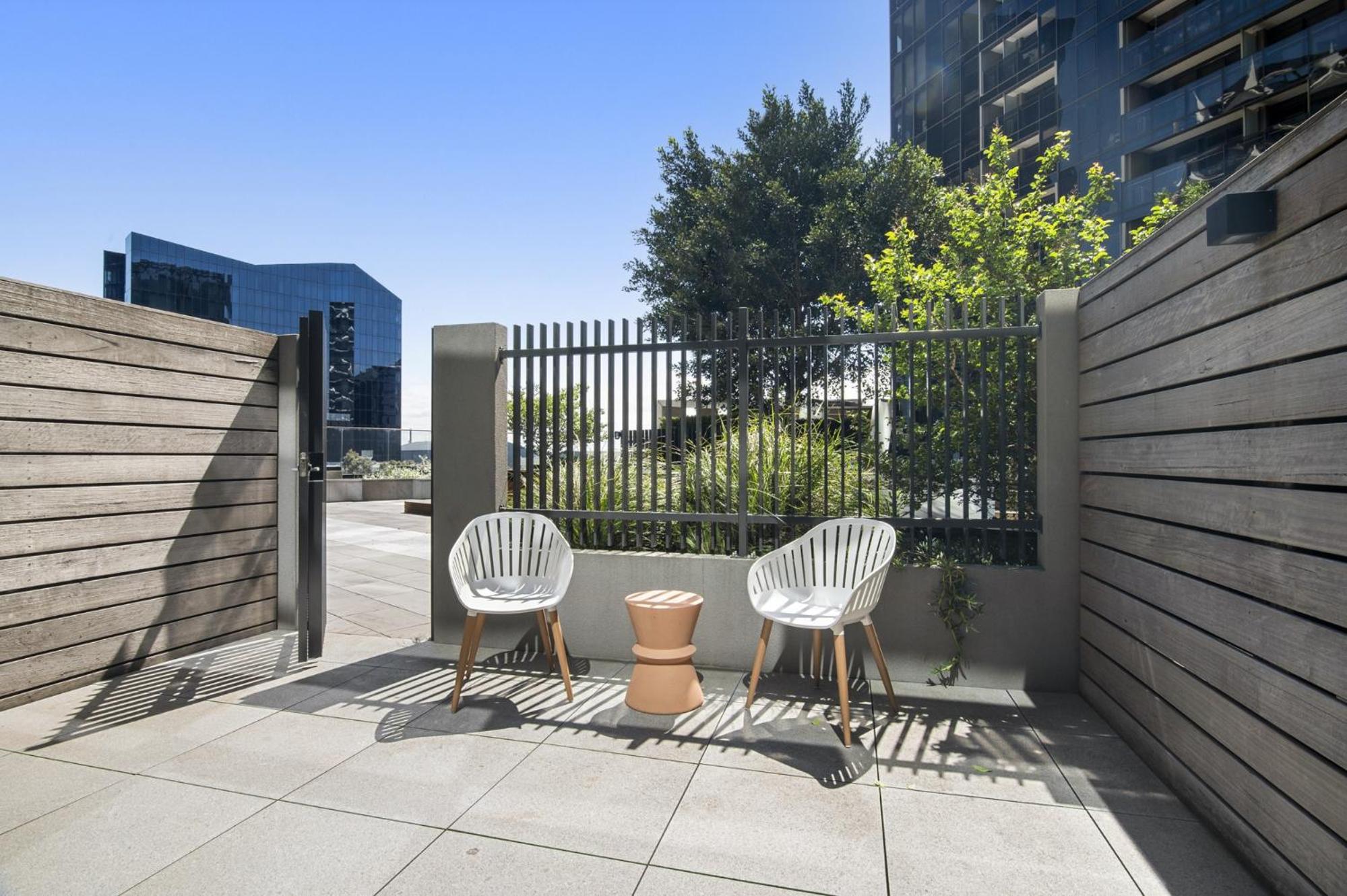1BR Apartment Near CBD with Pool Access