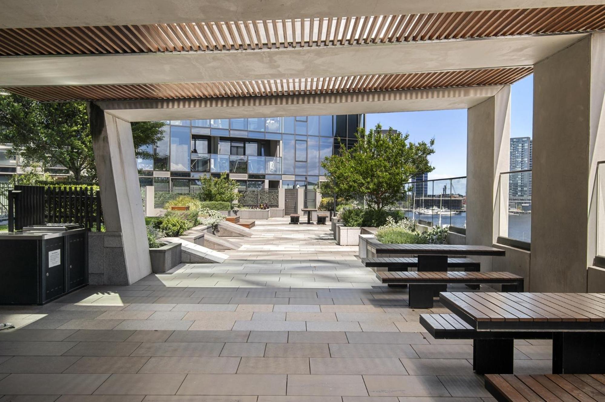 1BR Apartment Near CBD with Pool Access