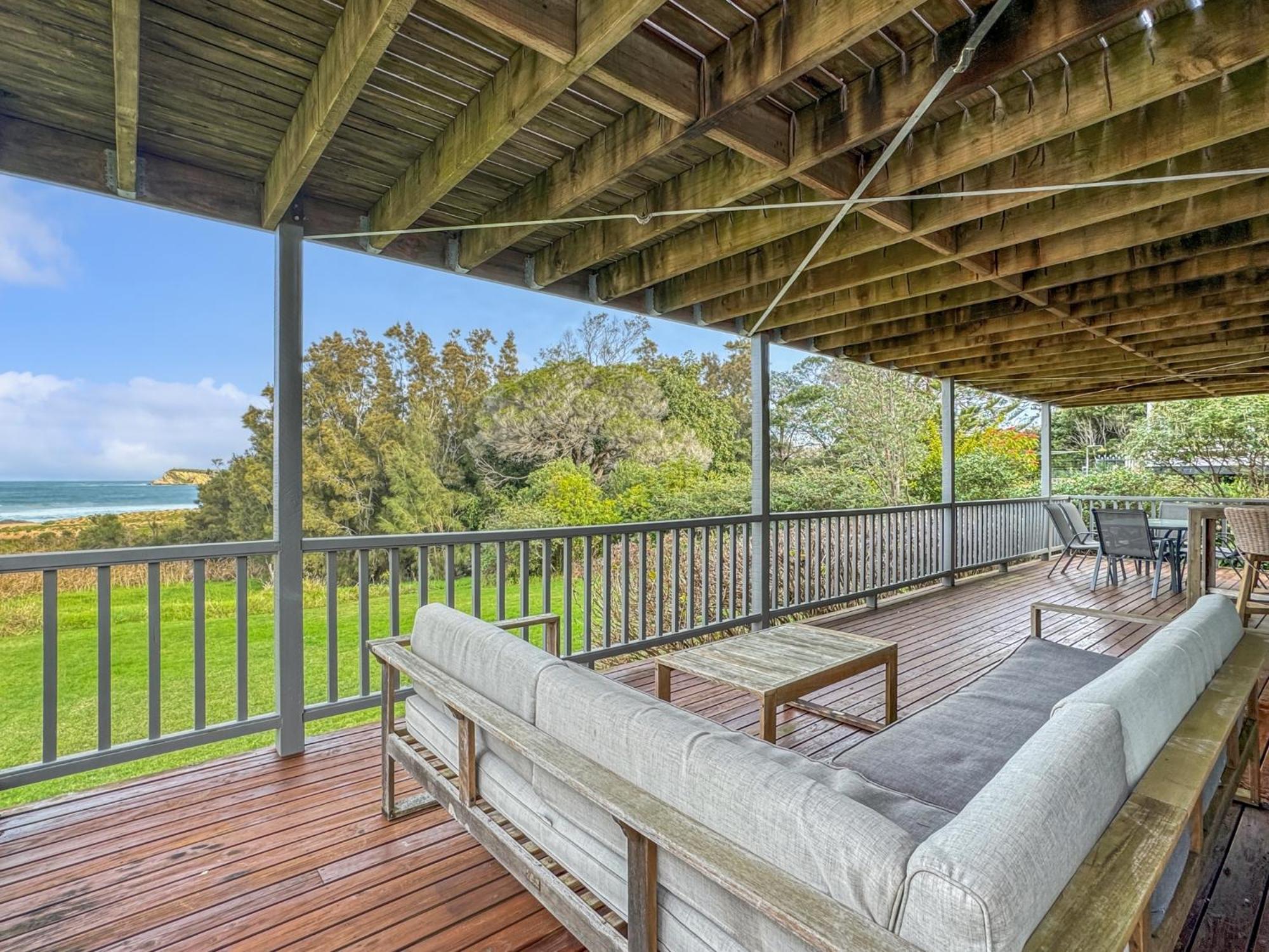 Oceanfront 4-Bed Haven with BBQ & Alfresco Dining